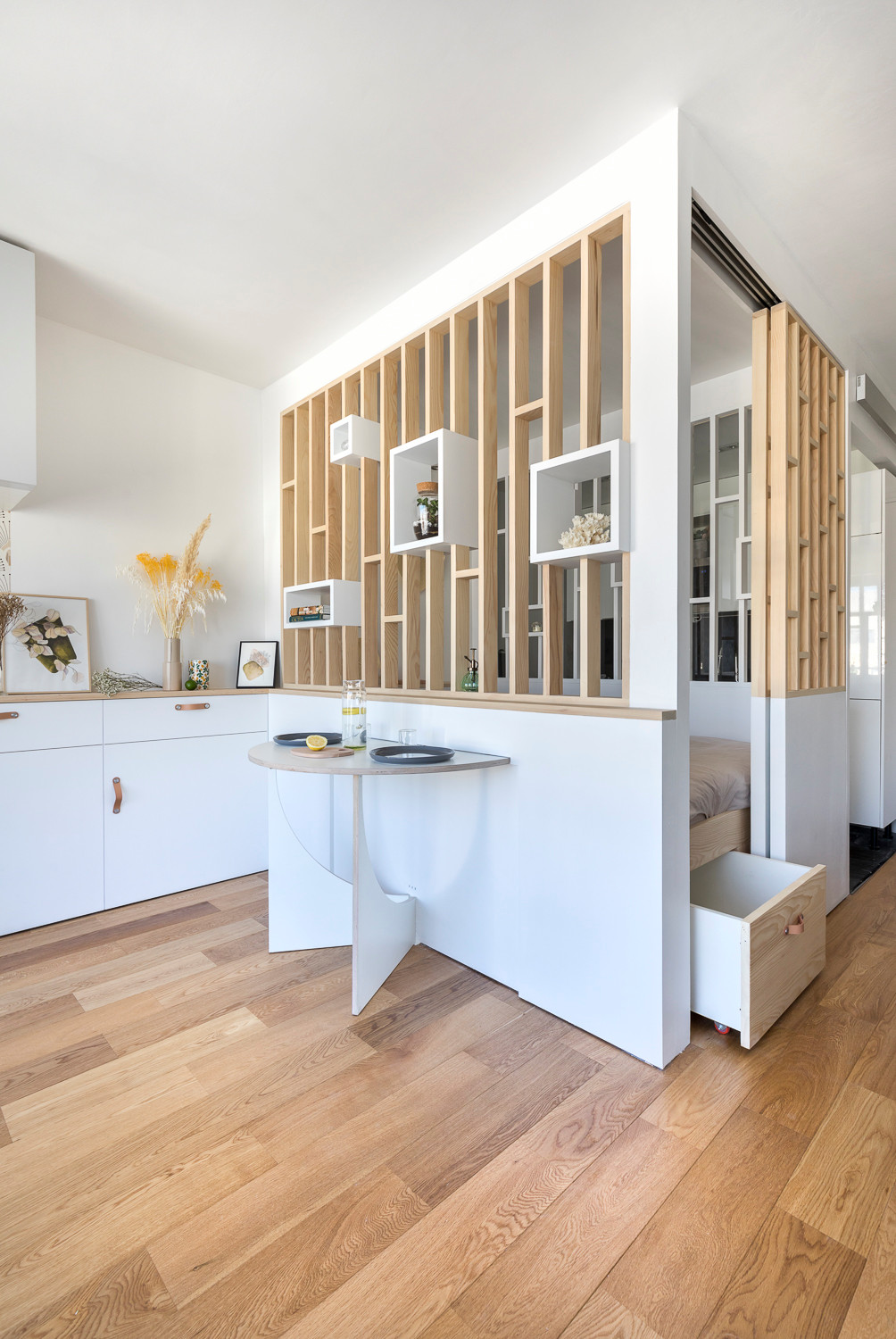 До и после: Студия 30 кв.м со спрятанным столом в Париже