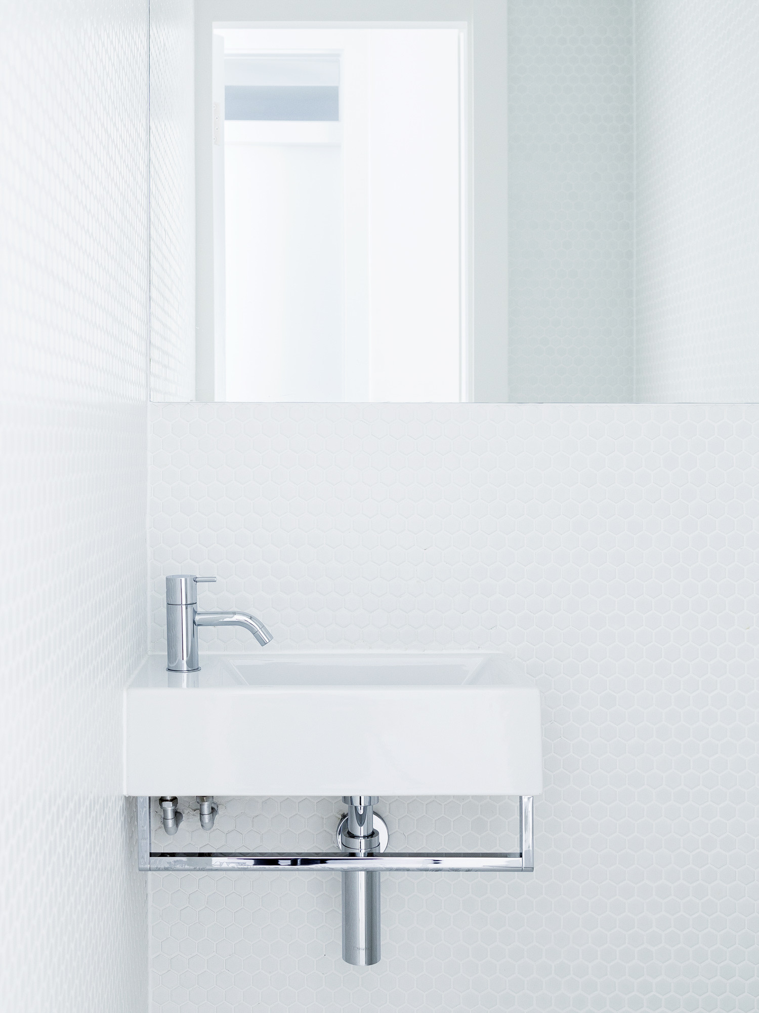 Houzz Британия: Белый цвет и минимализм в небольшой лондонской квартире
