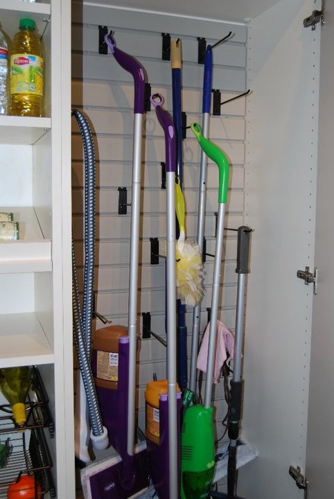 11 советов, где хранить крупногабаритные предметы для уборки квартиры