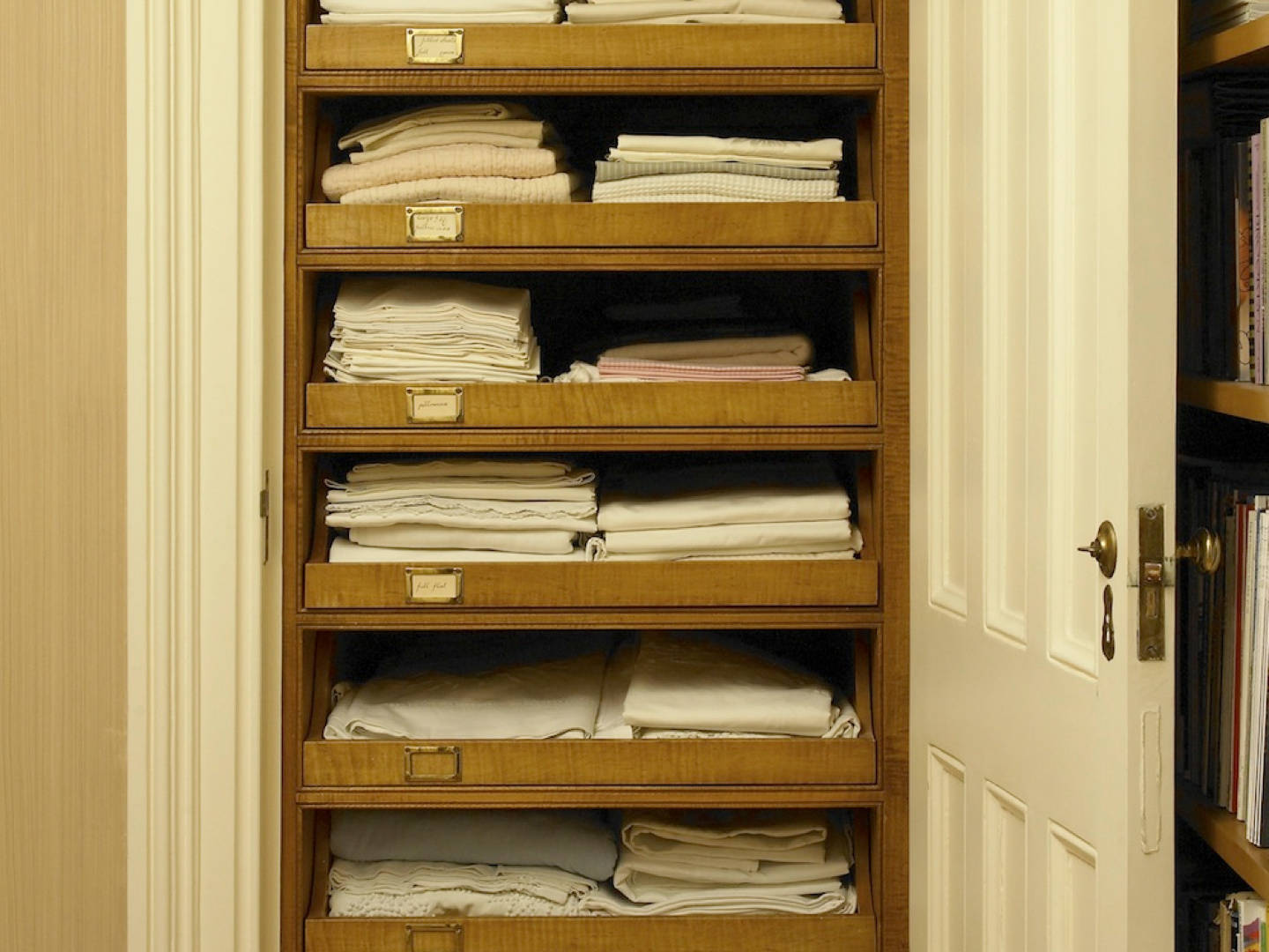 Дешево или удобно: Как выбрать наполнение платяного шкафа