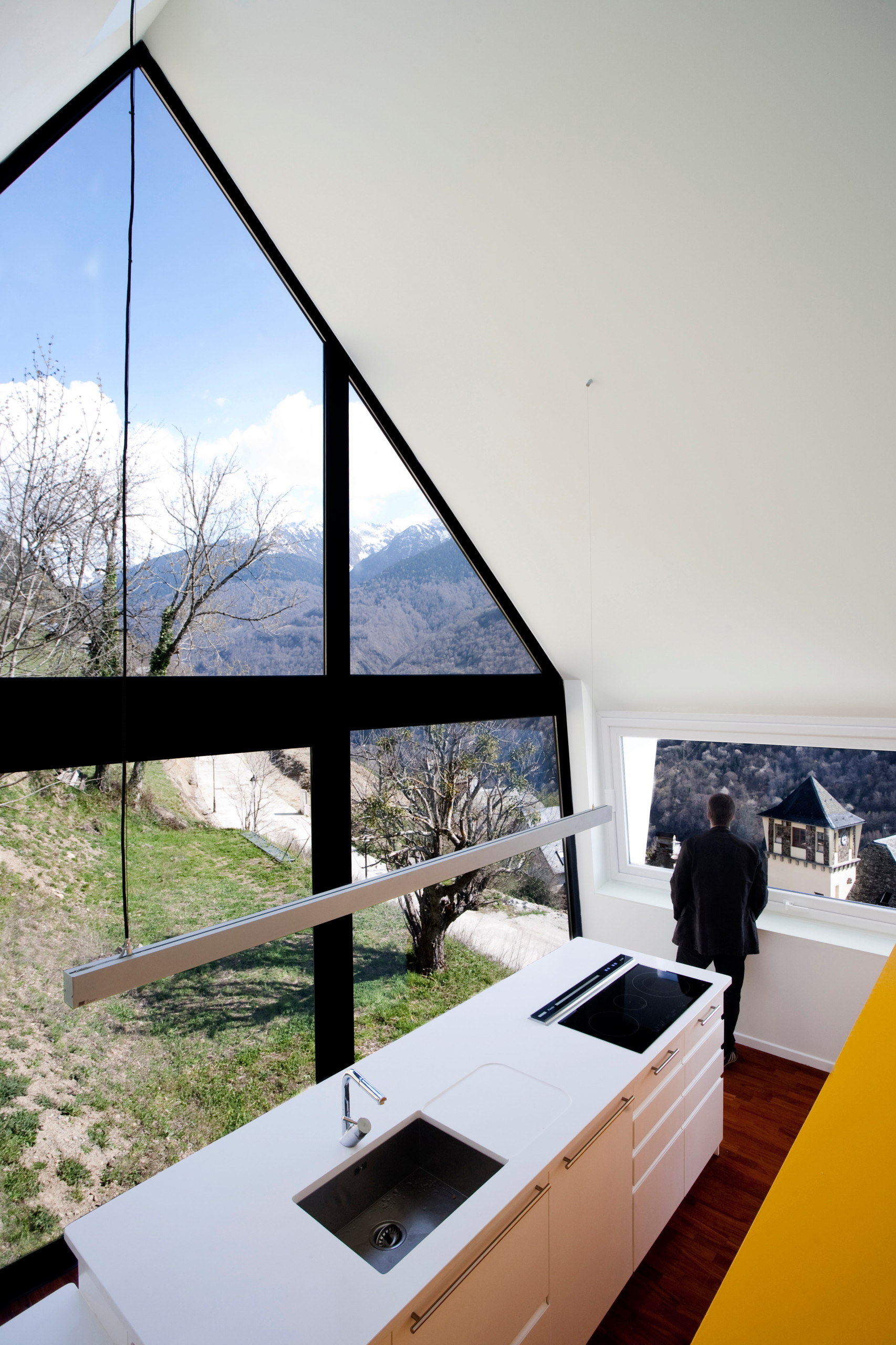 Houzz Испания: Дом для двух семей в горной долине