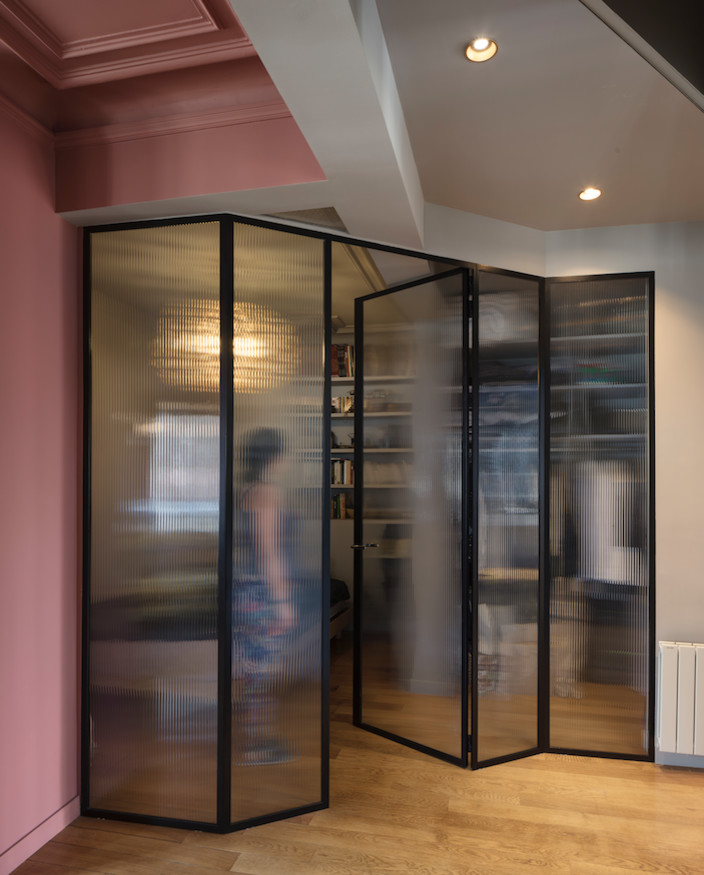 Houzz Франция: Квартира с розовым потолком на кухне