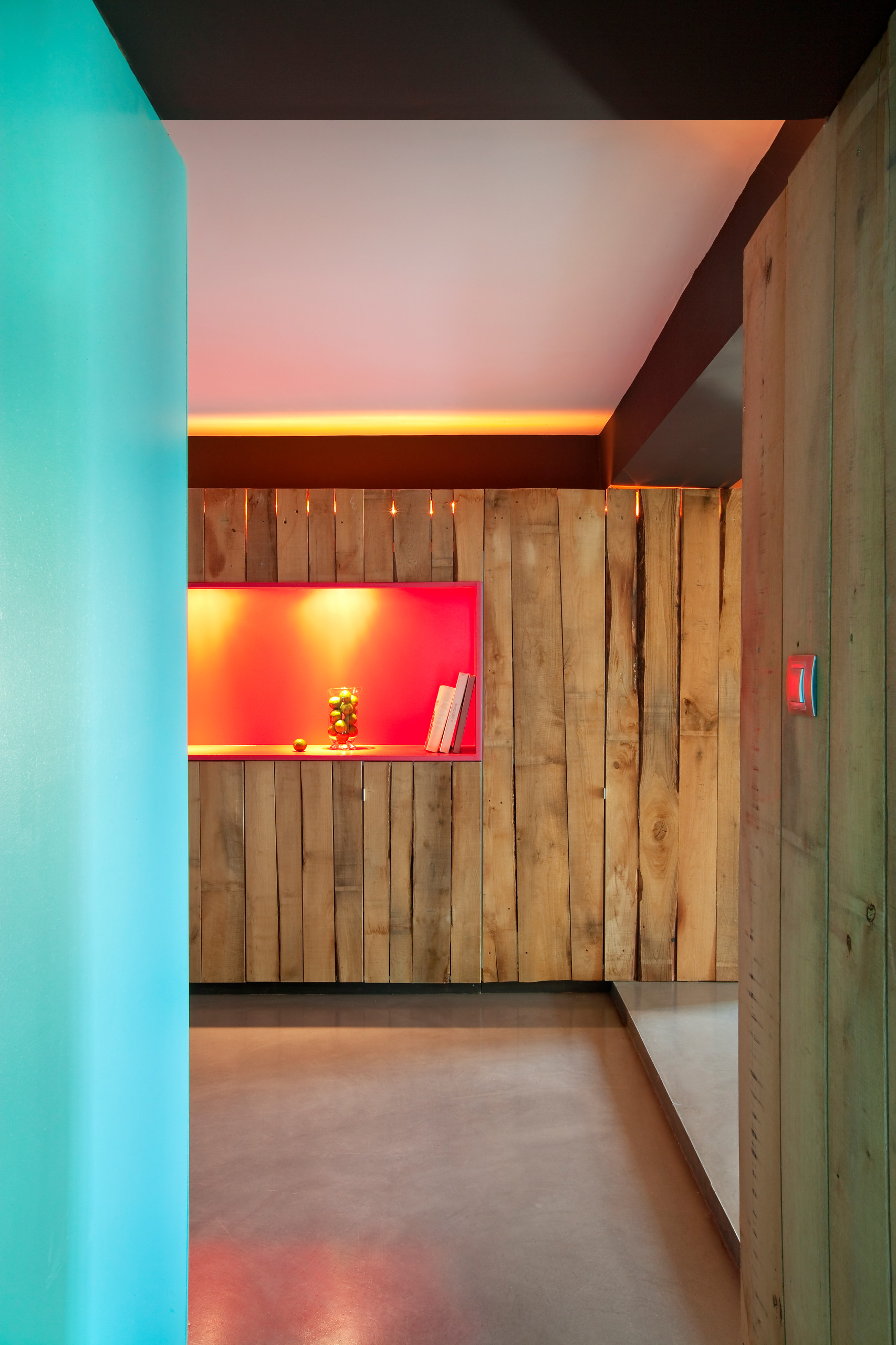 Детская недели: Современный интерьер для троих детей в цокольном этаже