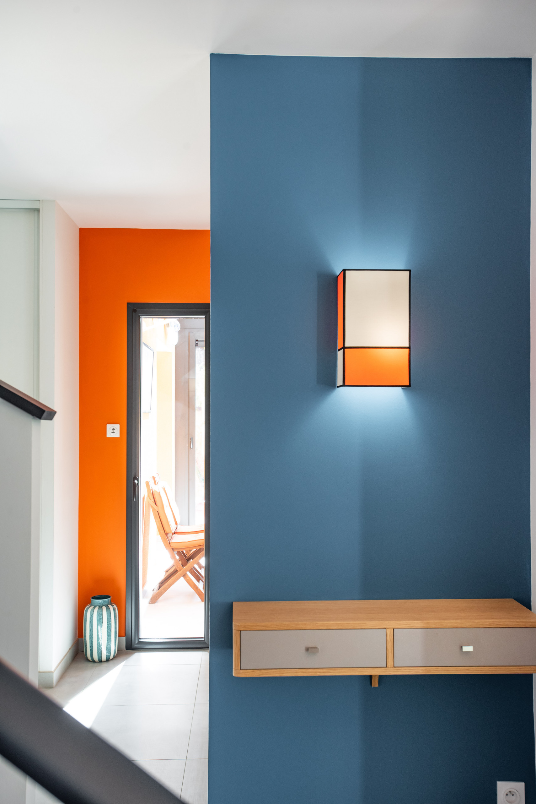 Фотоохота: 27 примеров color-blocking в интерьерах