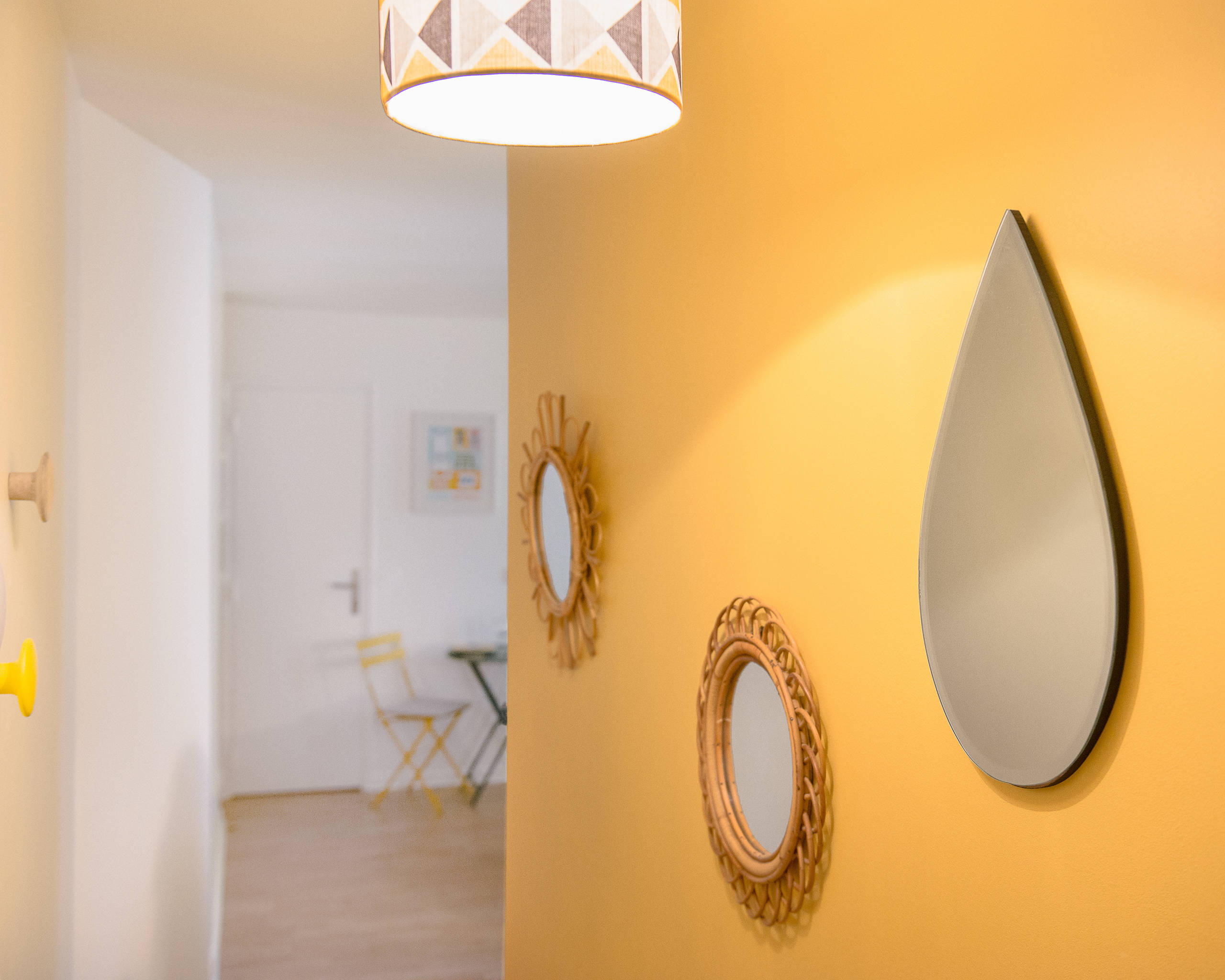 Houzz Франция: Цитрусовые стены парижской студии для гостей