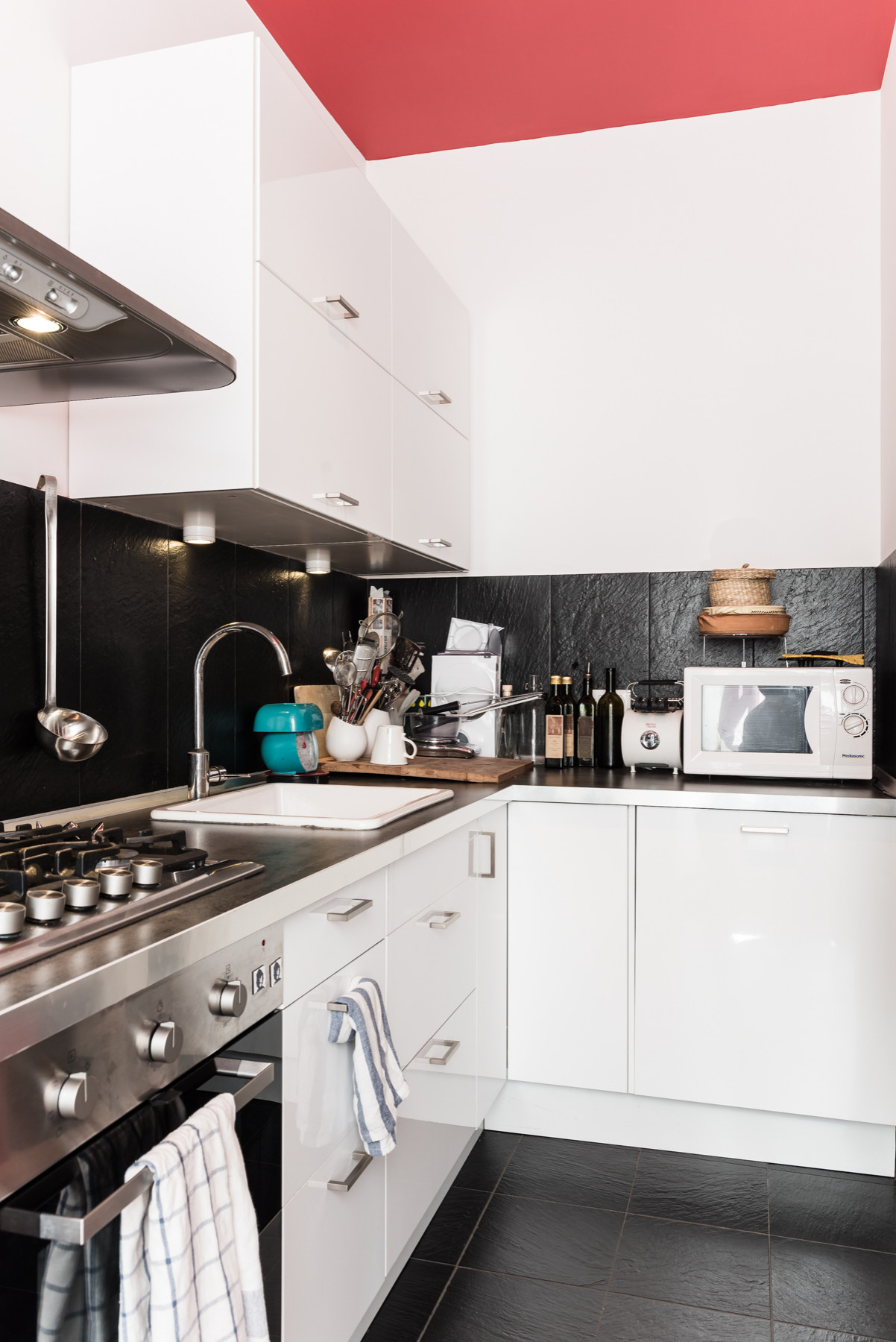 Houzz Италия: Римская квартира, соразмерная еде и книгам