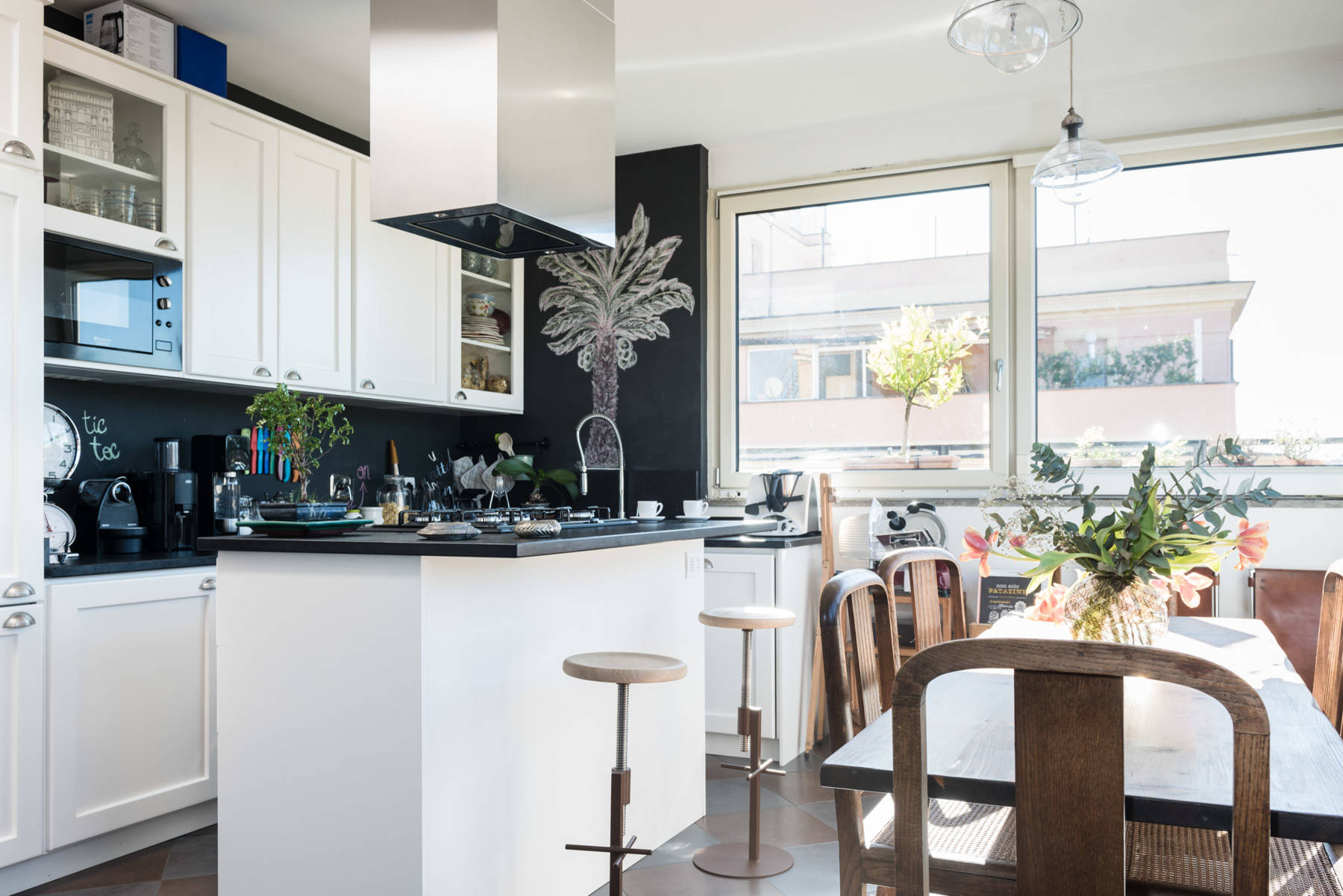 Houzz Италия: Римская квартира на последнем этаже с террасой для обедов