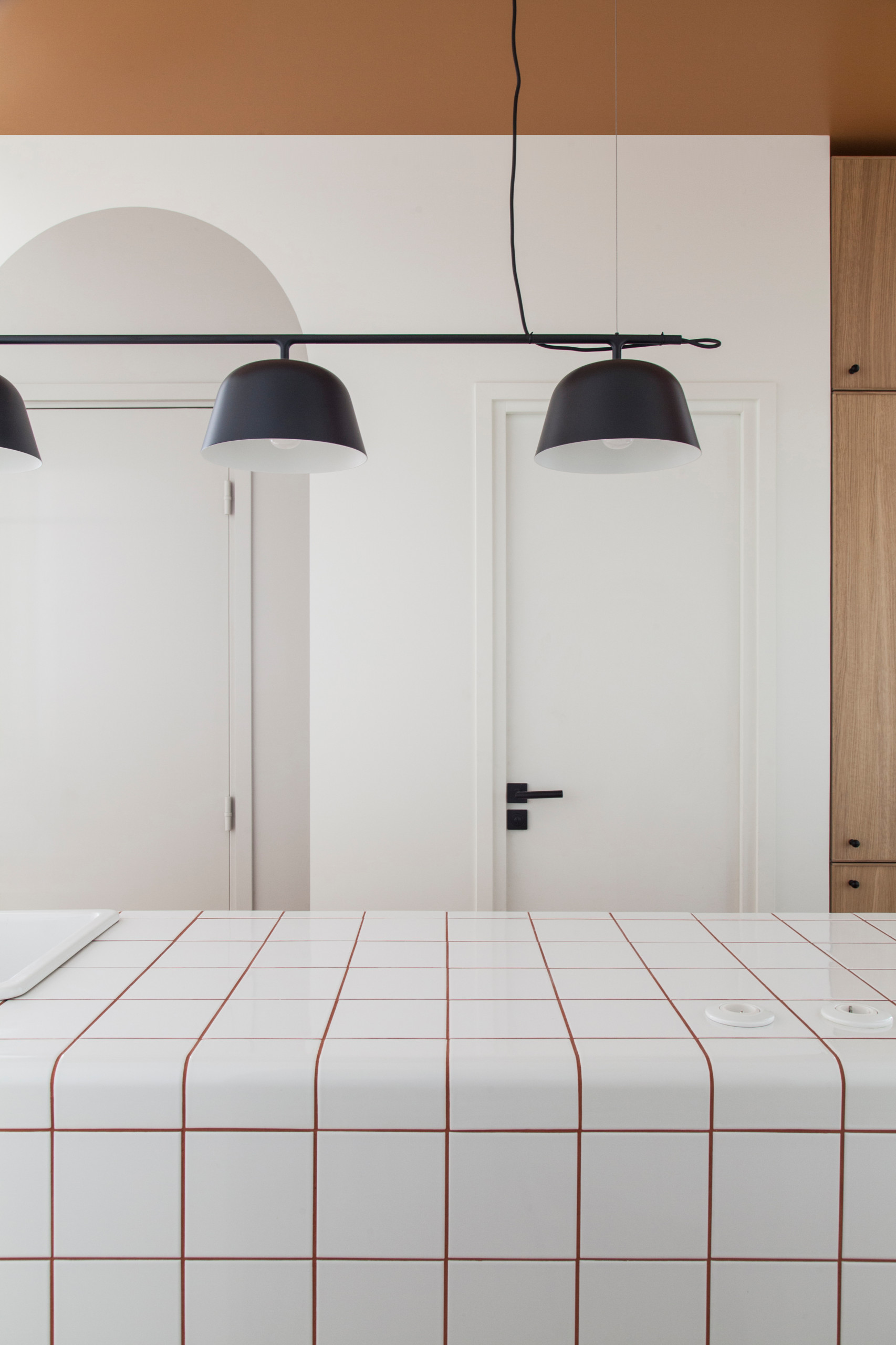 До и после: Оттенки терракоты в небольшой парижской квартире