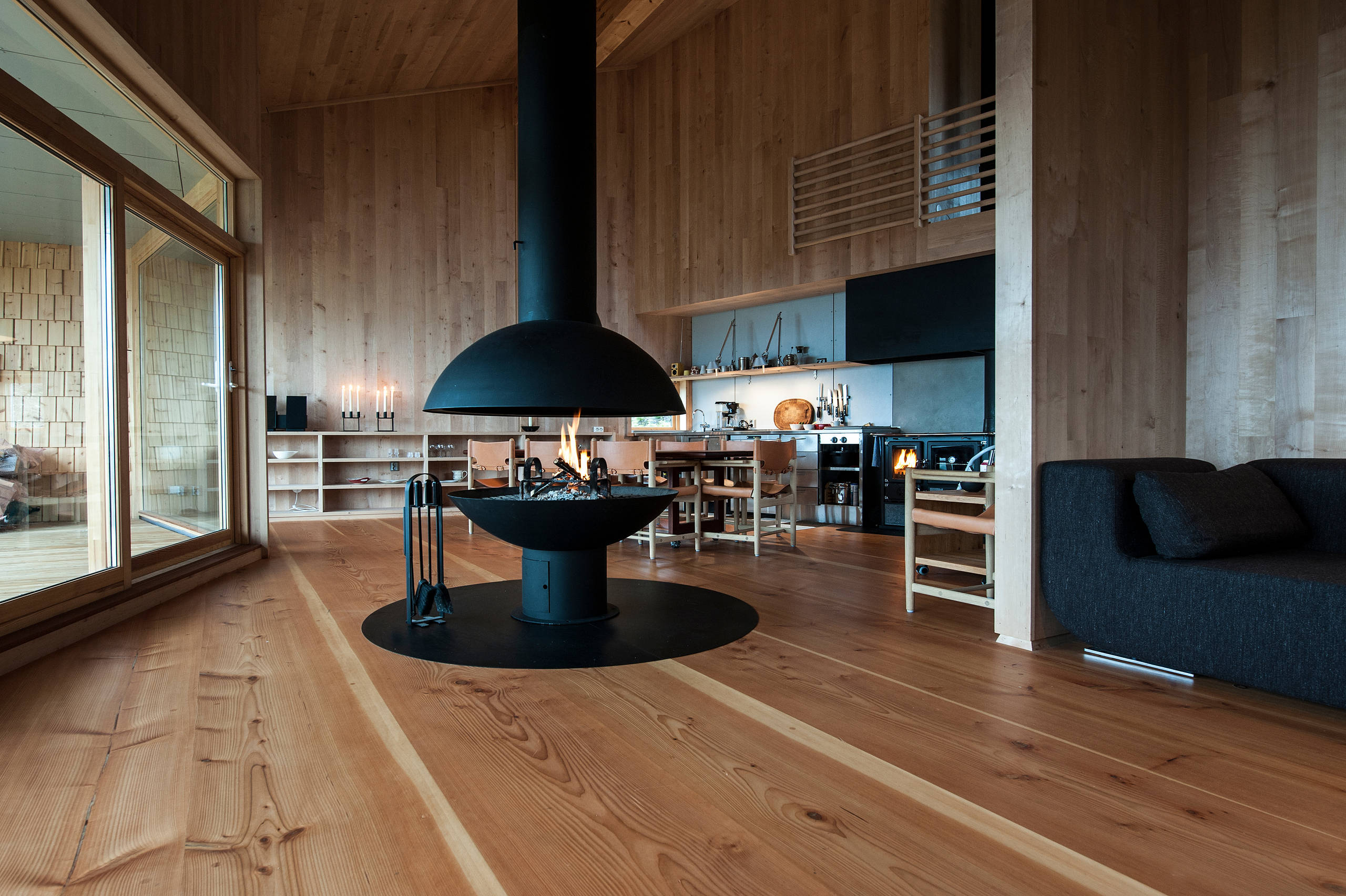 С миру по идее: Гостиная с камином в загородном доме