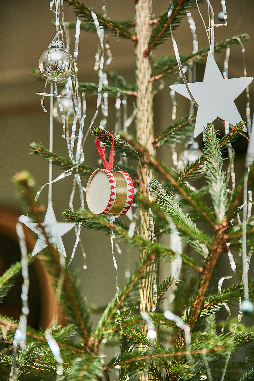 Вопрос: «Дождик» на елке — устарел или все же нет