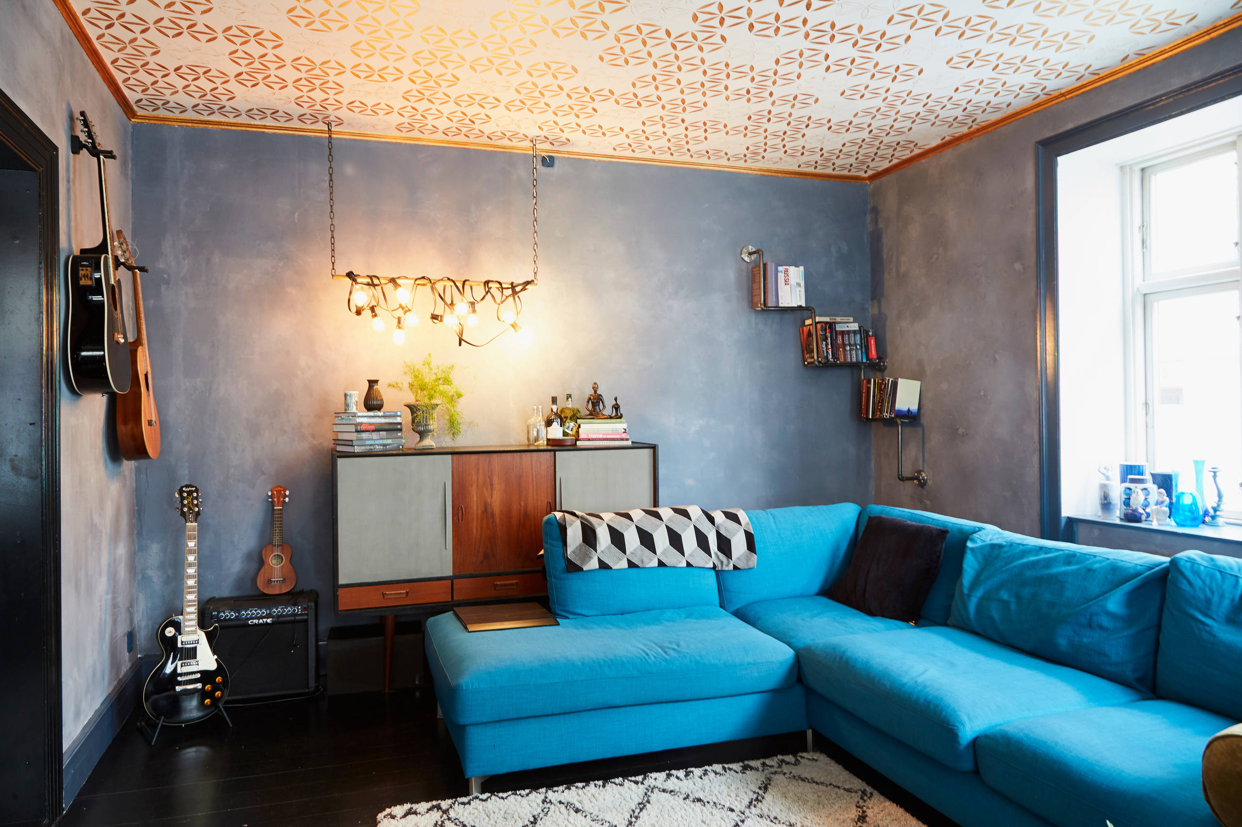 Houzz Дания: Квартира в темных тонах с золотым узором на потолке