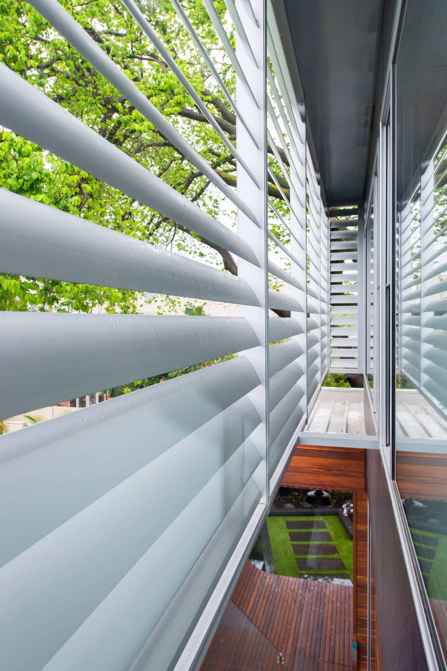 Солнцезащита: Что нужно знать про шторы с другой стороны окна