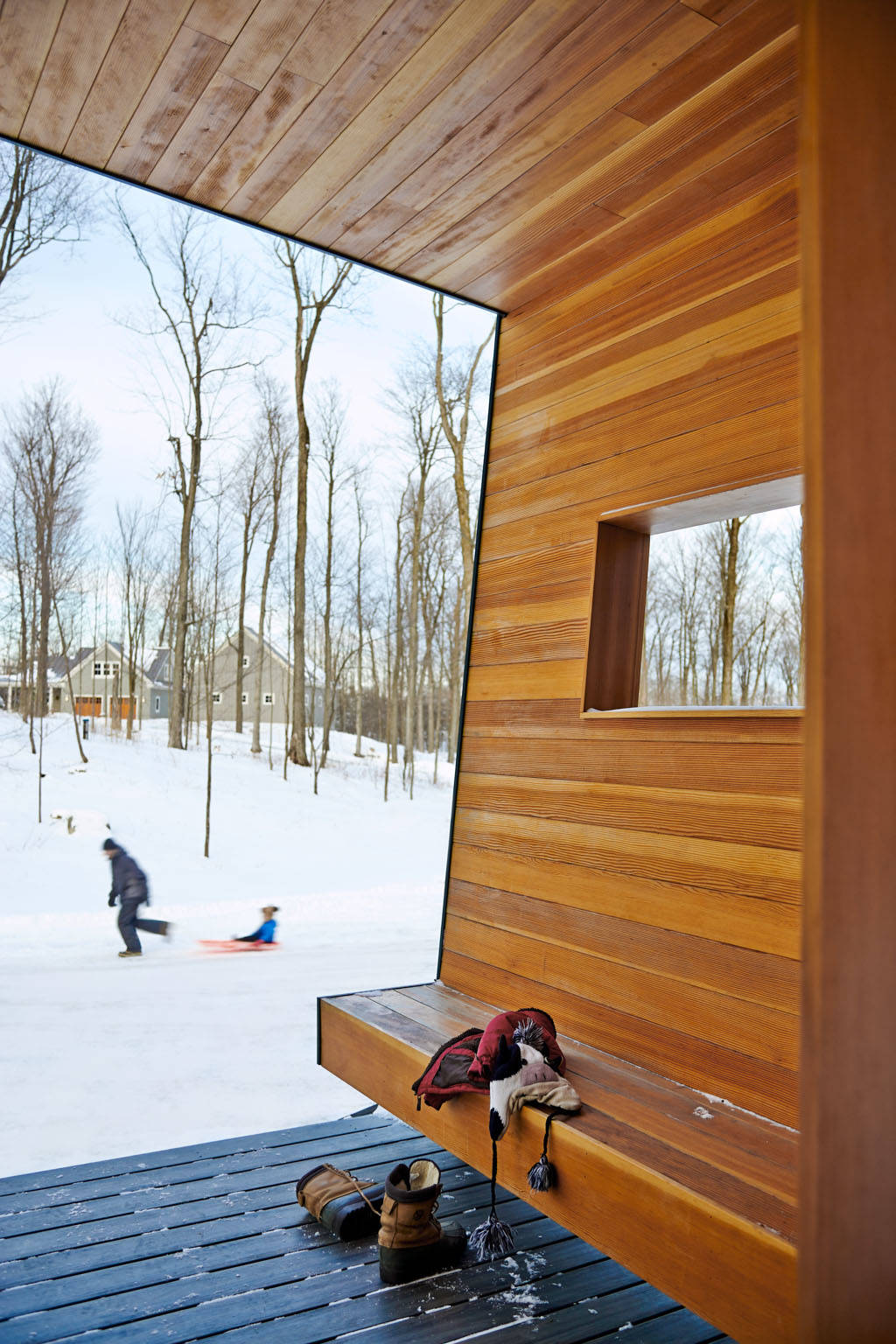 Новогодние праздники в саду — идеи зимнего декора для улицы