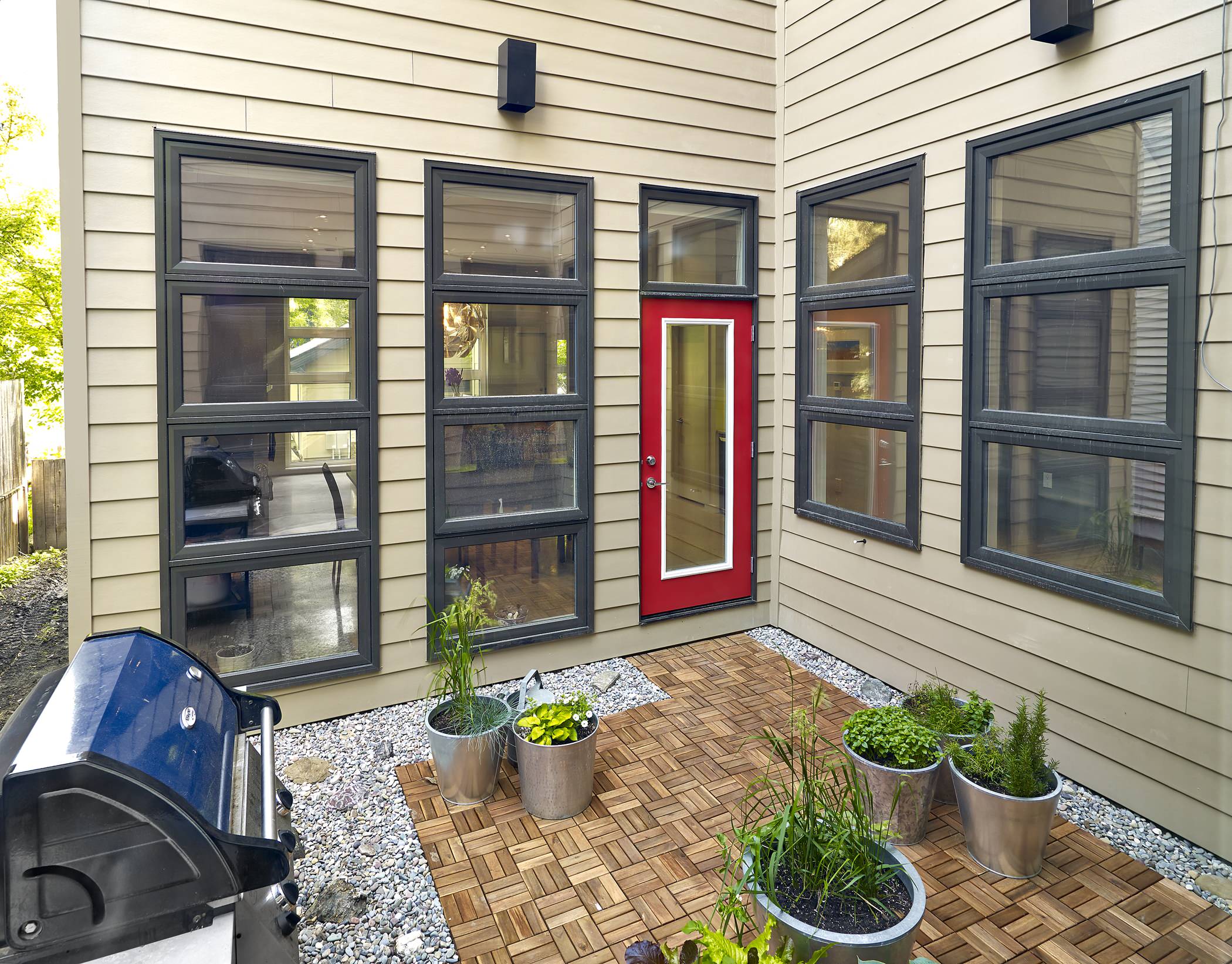 Выход на паркет: Садовый настил как доступная альтернатива террасам