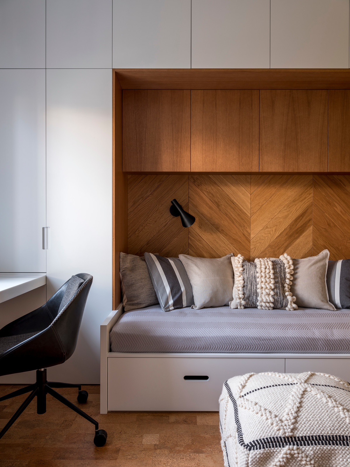 Дизайн-дебаты: Зачем встраивать мебель под потолок