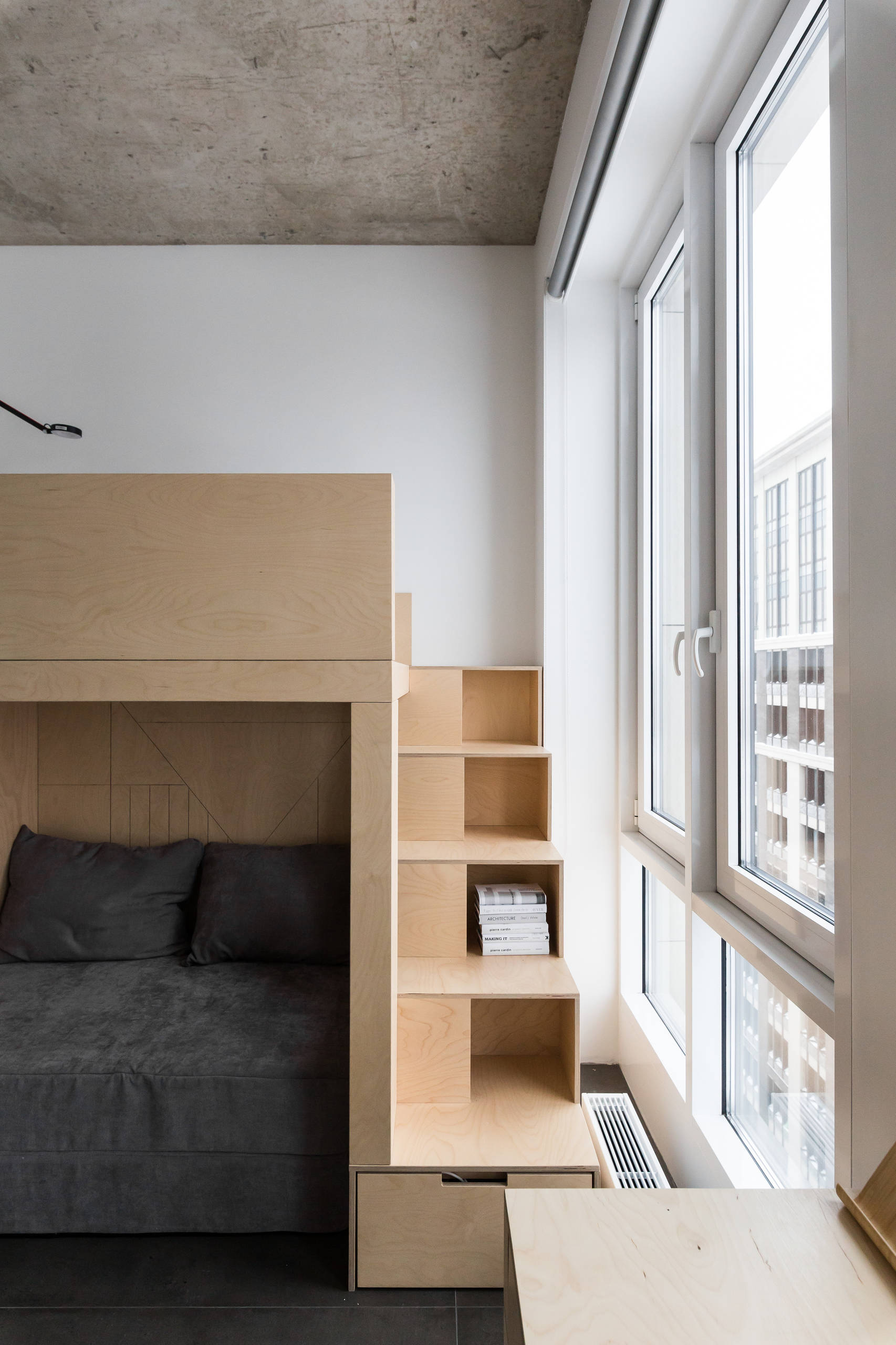 Houzz тур: Квартира с чёрной спальней и прозрачным санузлом