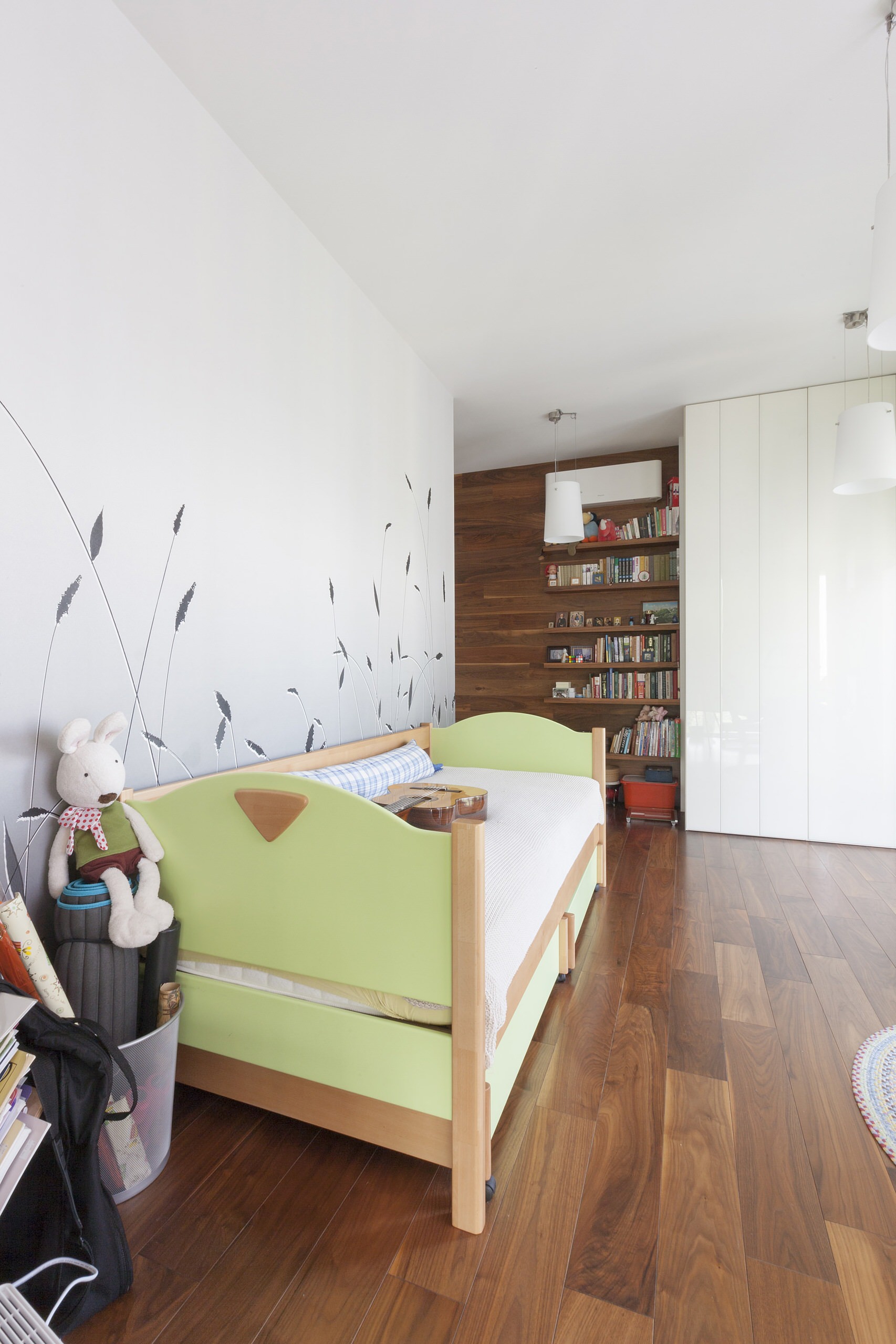 Houzz тур: Лаконичный интерьер с галькой и дизайнерской мебелью