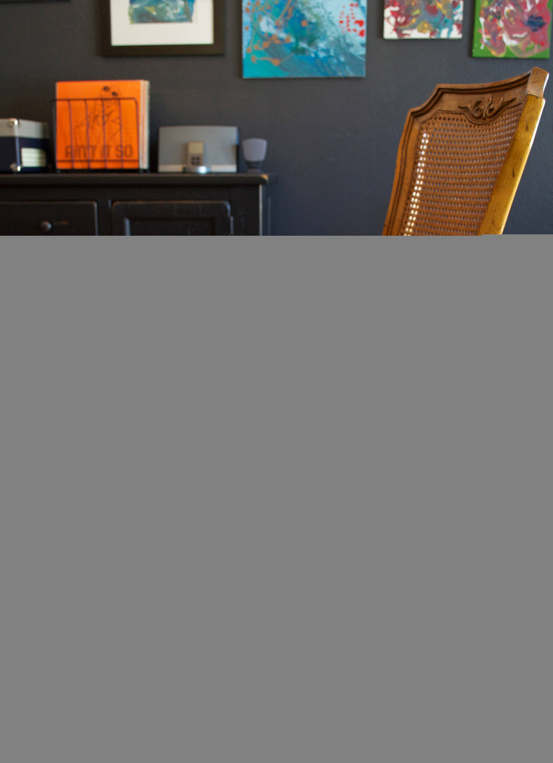 DIY: Переделка старых стульев с помощью краски, ткани и... чая!