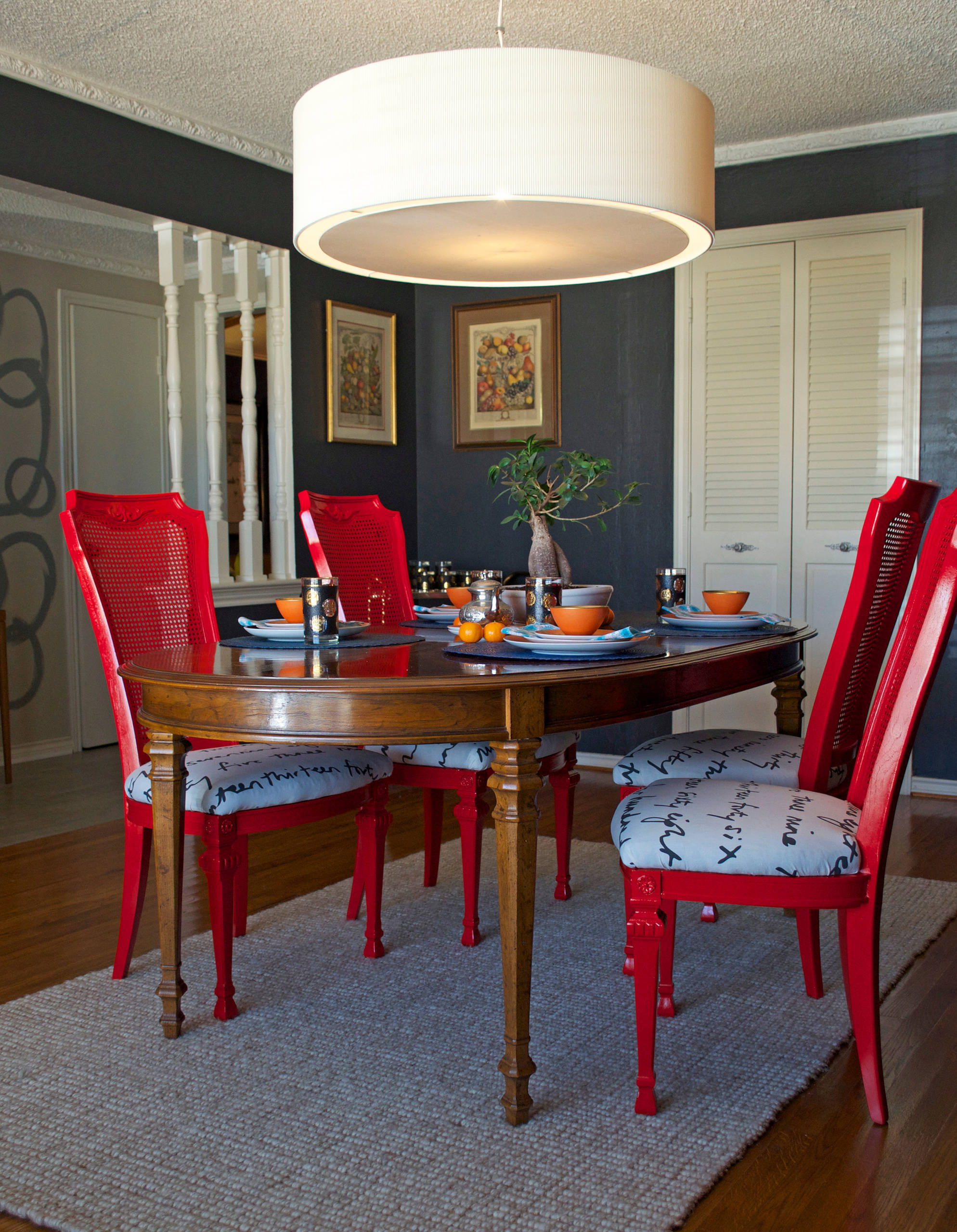 DIY: Переделка старых стульев с помощью краски, ткани и... чая!