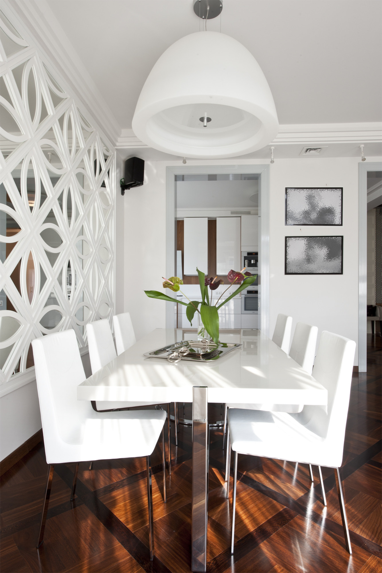 Houzz тур: Союз противоположностей и эффектные обои в доме под Москвой