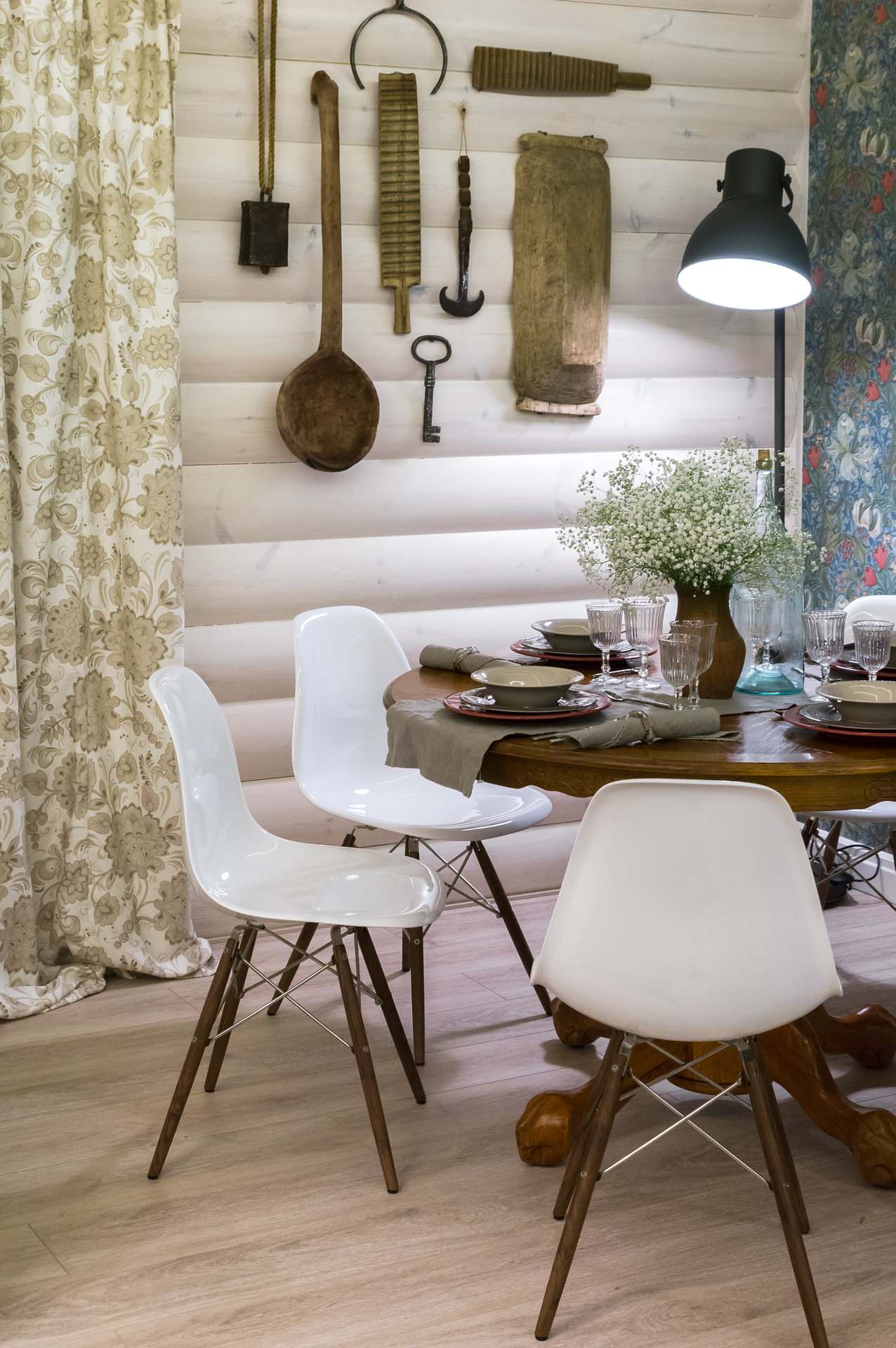 Проект недели: «Английская» изба в дачной гостиной