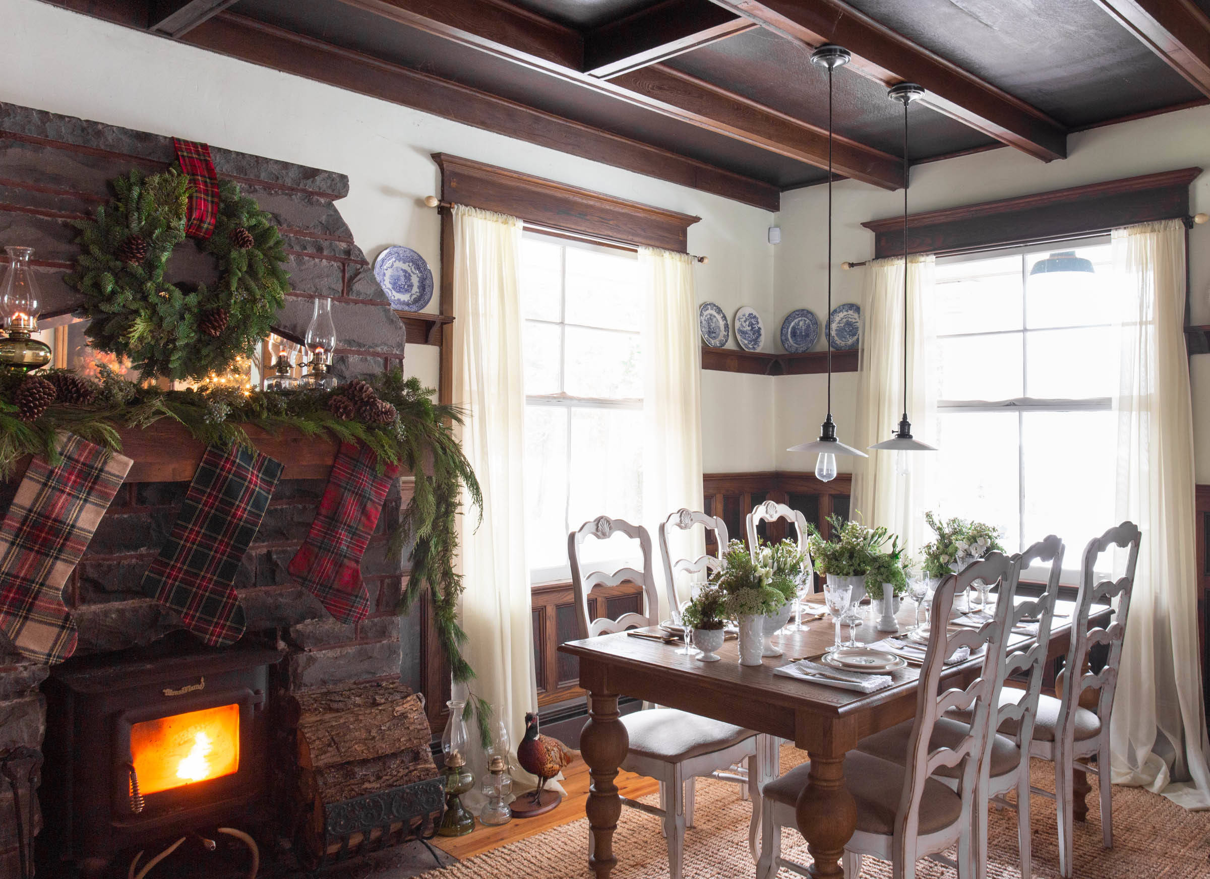 Есть идея: Три варианта новогоднего декора для одной столовой