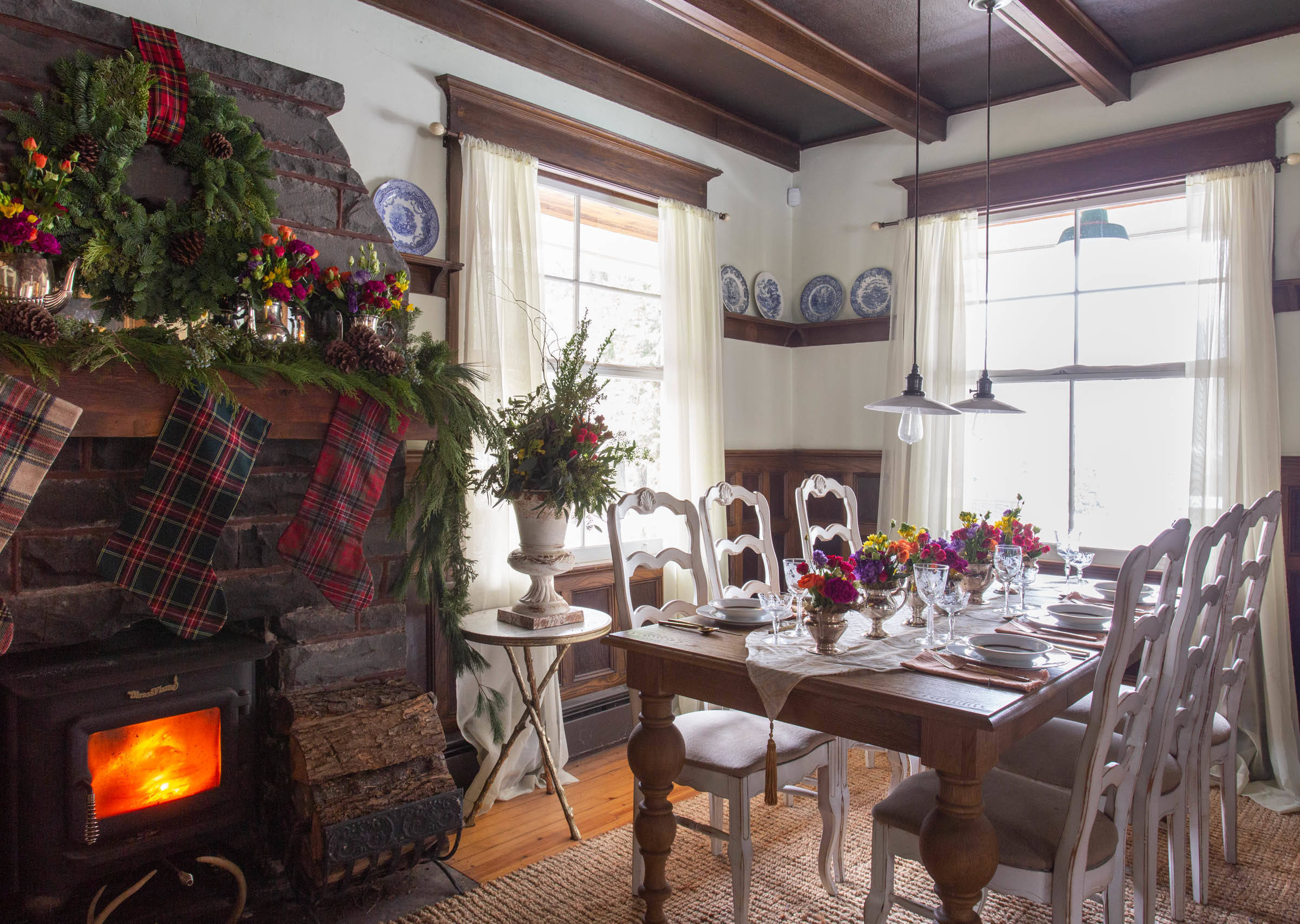 Есть идея: Три варианта новогоднего декора для одной столовой