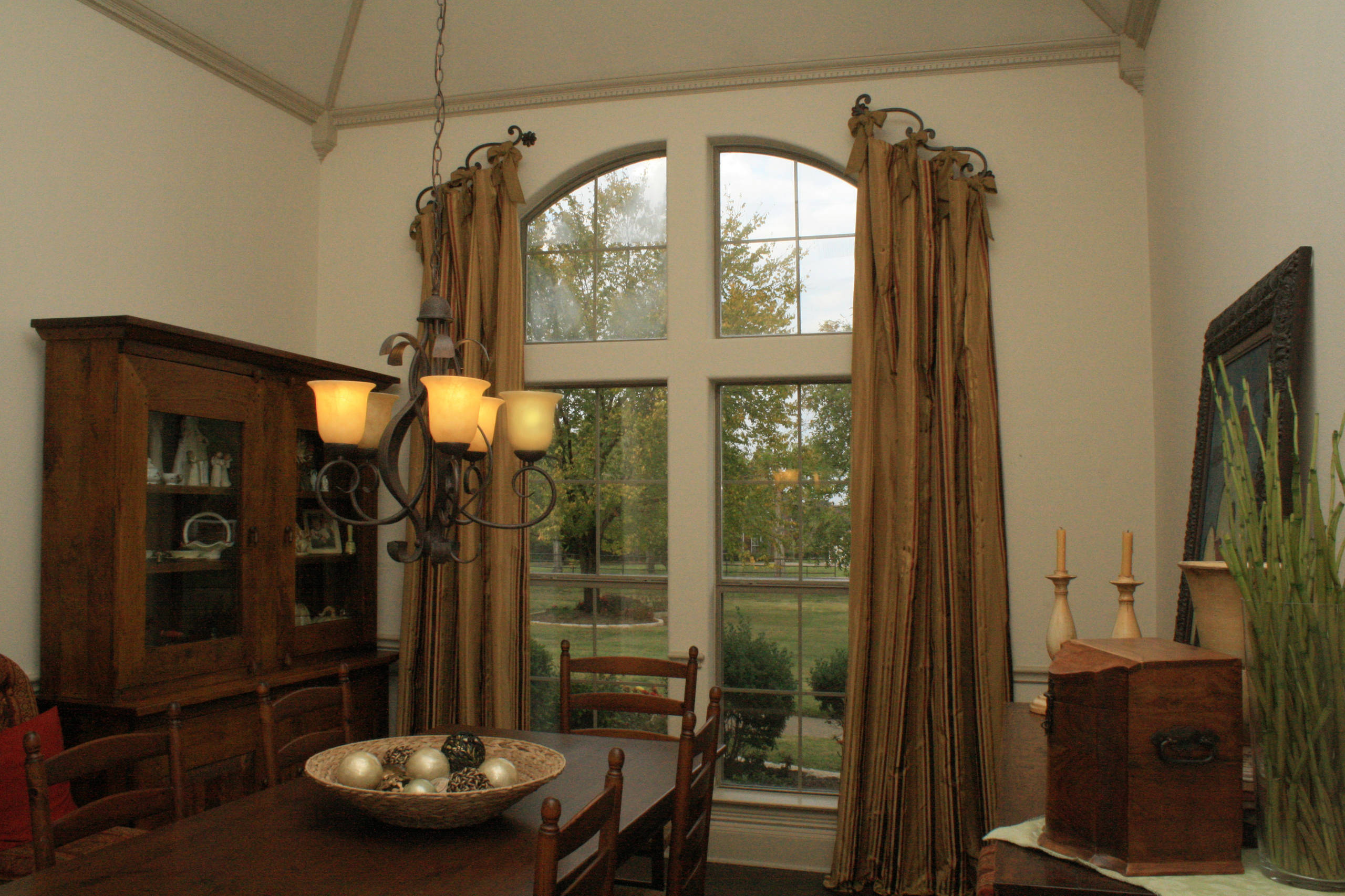 Не квадрат: Какие шторы подойдут окну арочной формы