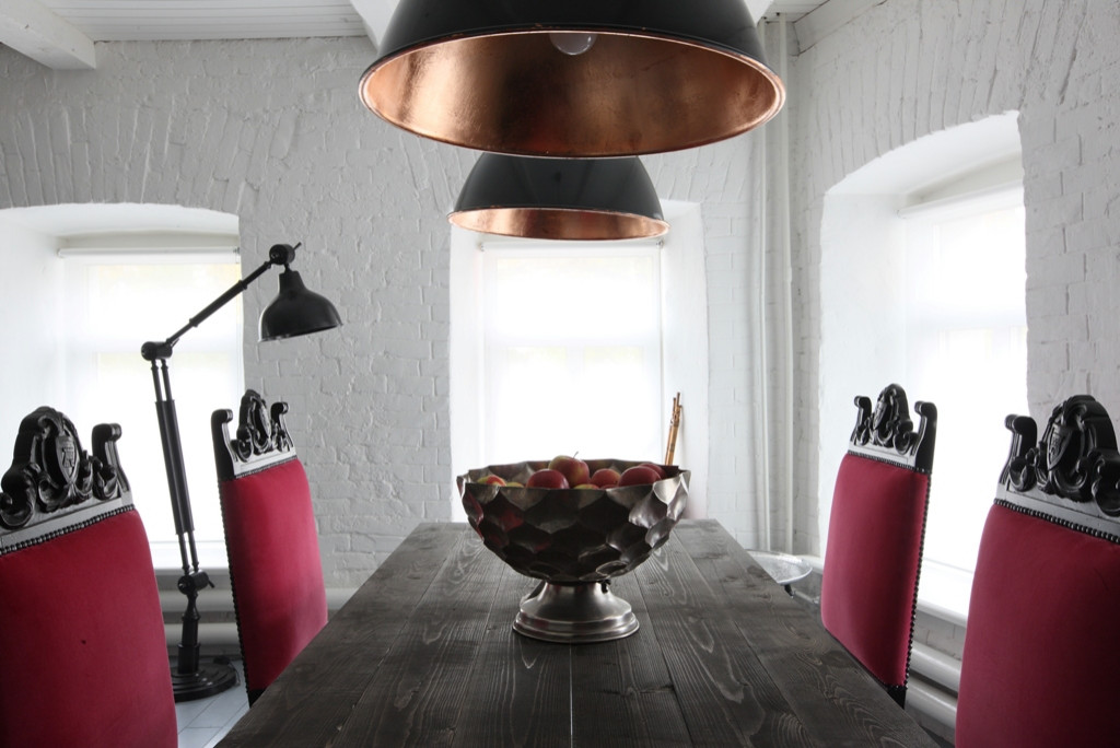 Houzz тур: Пять окон, старый забор и камин в одной счастливой квартире