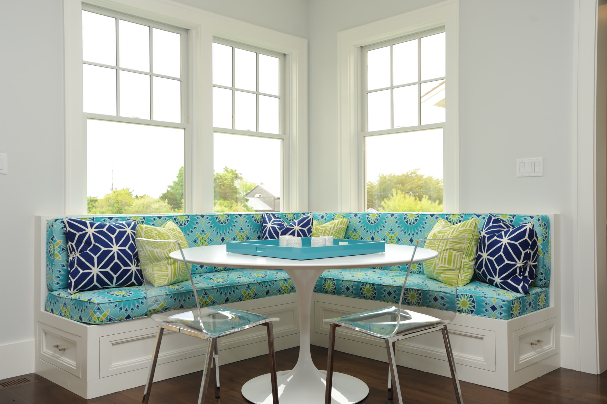 Микротренды: Парящие стулья и столы-невидимки