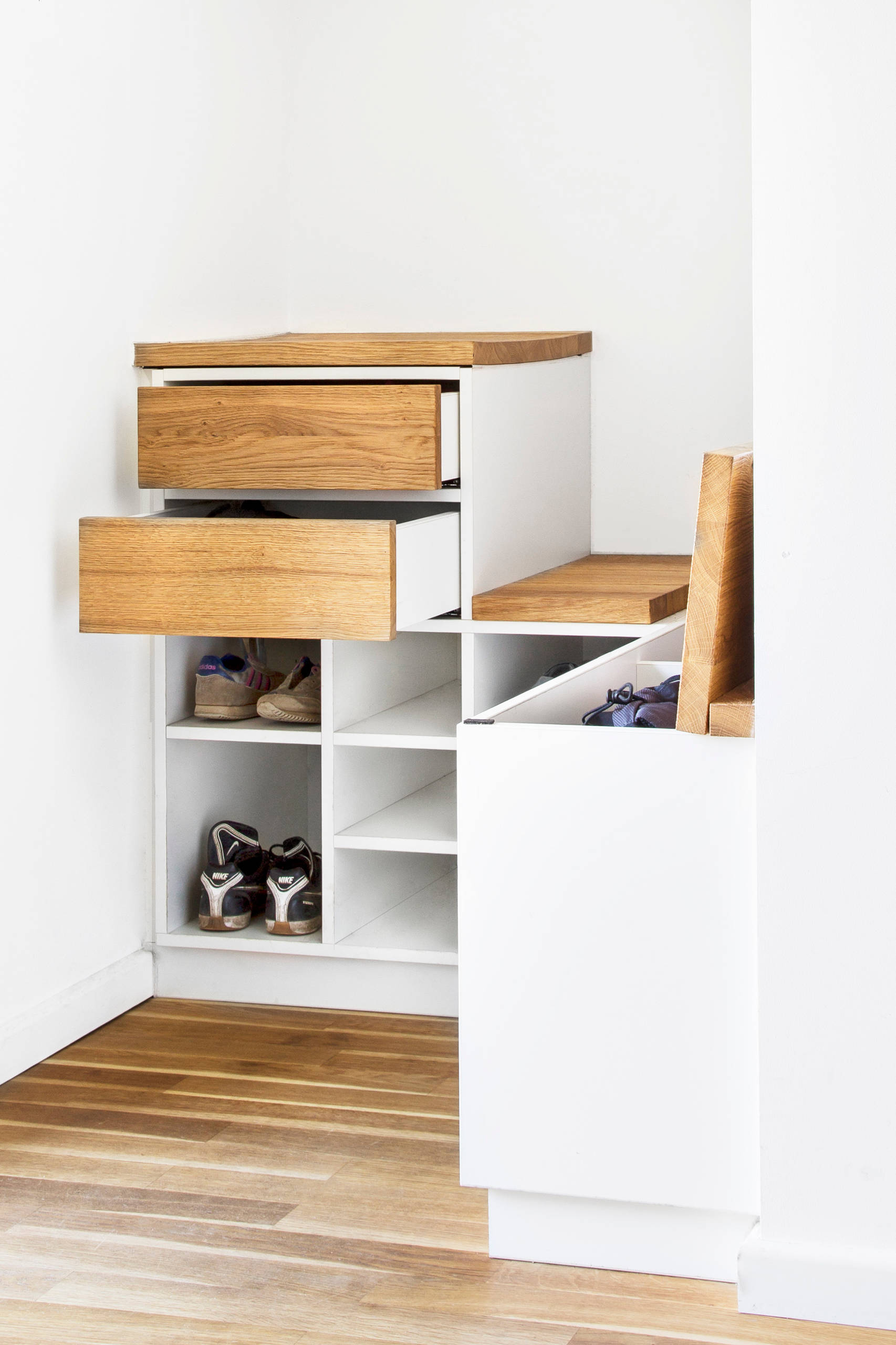 Проект недели: Гардероб для семьи на 1,2 квадратных метра