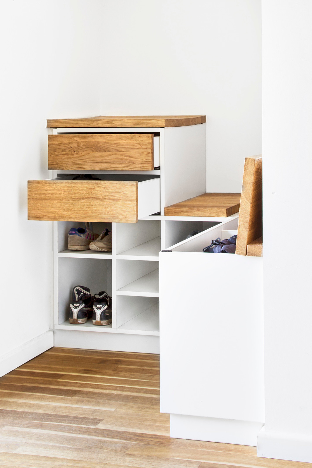 Проект недели: Гардероб для семьи на 1,2 квадратных метра