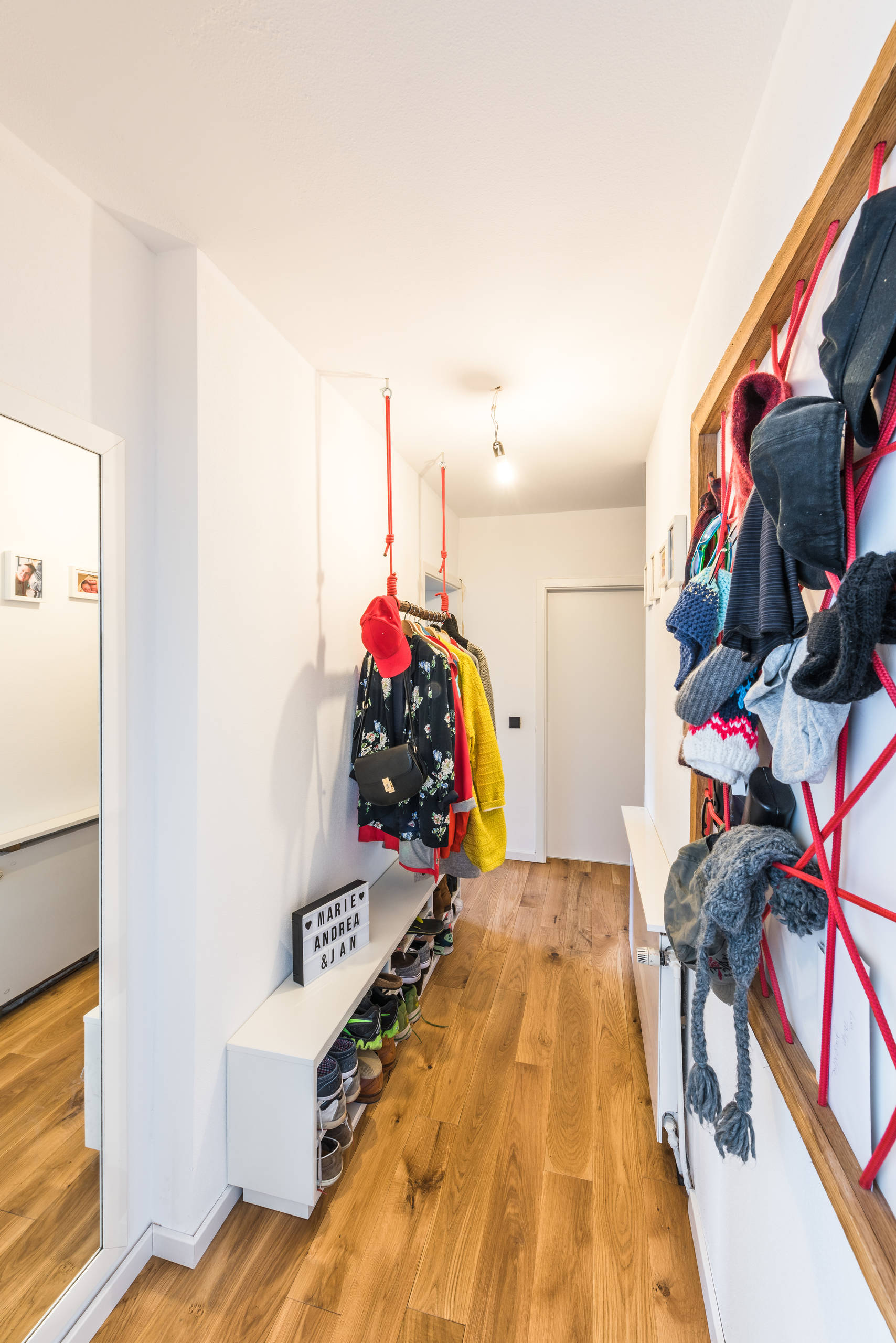 Как выжить в квартире с крошечной или не существующей прихожей