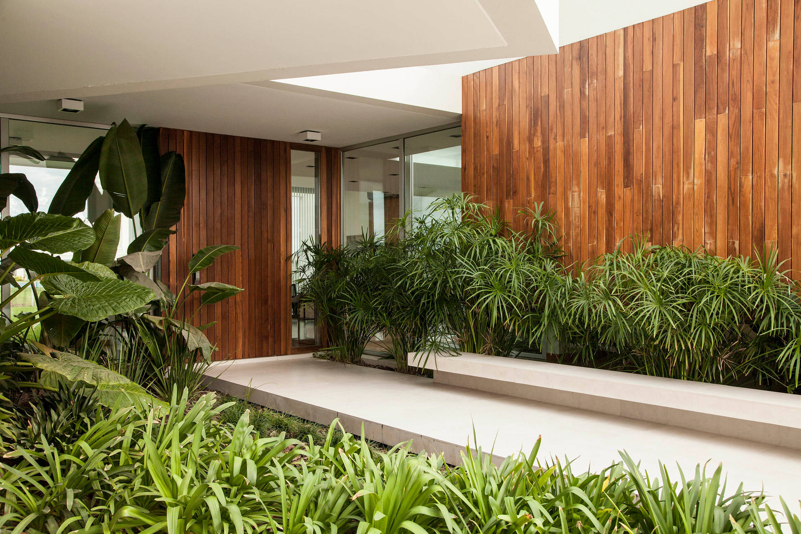 Прогулка на диване: 26 клумб и садиков у входа в дом