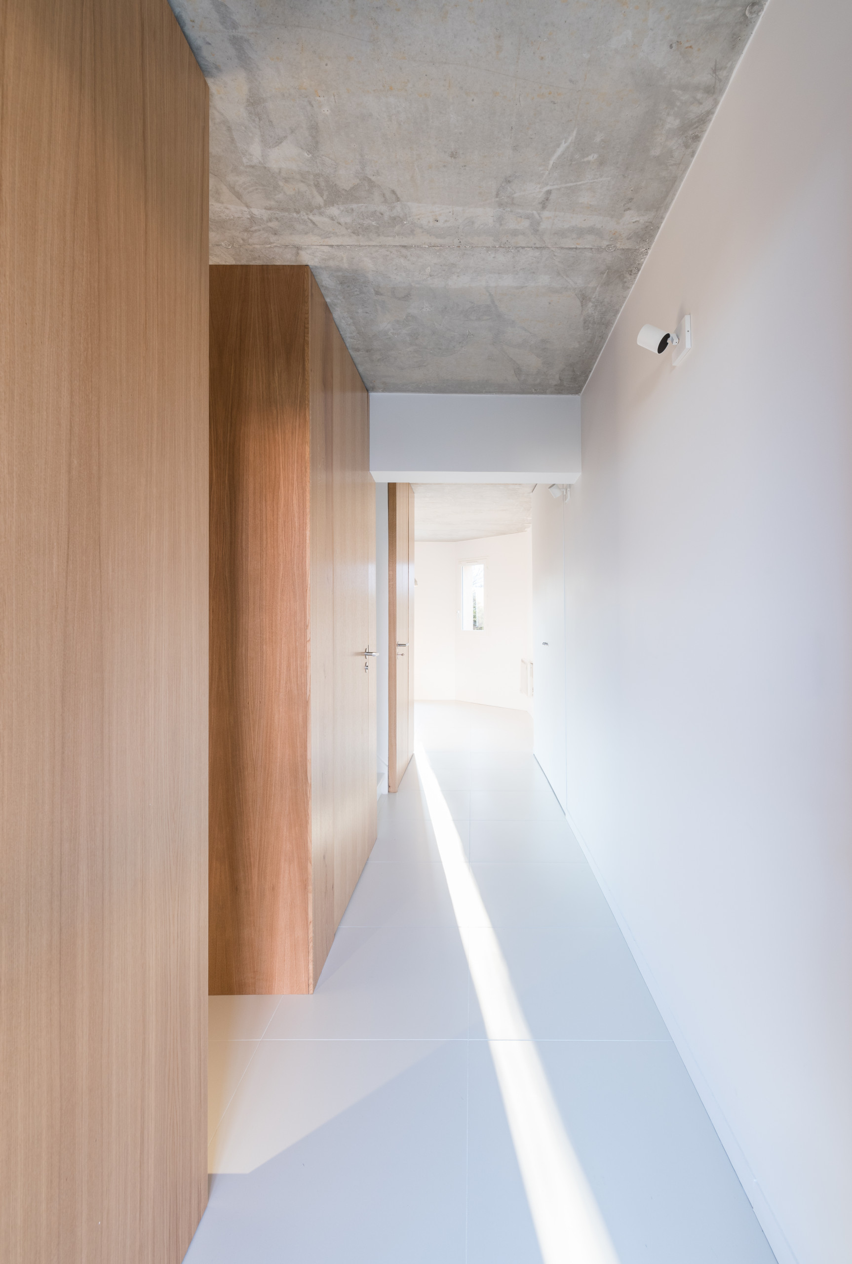 До и после:  Минималистичный дом с сеткой-гамаком во Франции