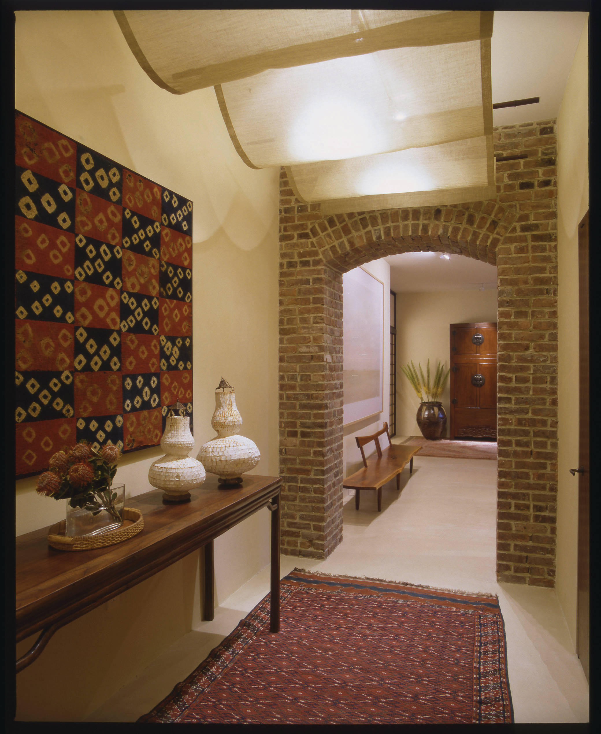 Проблема: высокий потолок в комнате-колодце