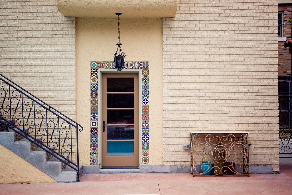 Так и надо: Обои в ванной — плитка в гостиной