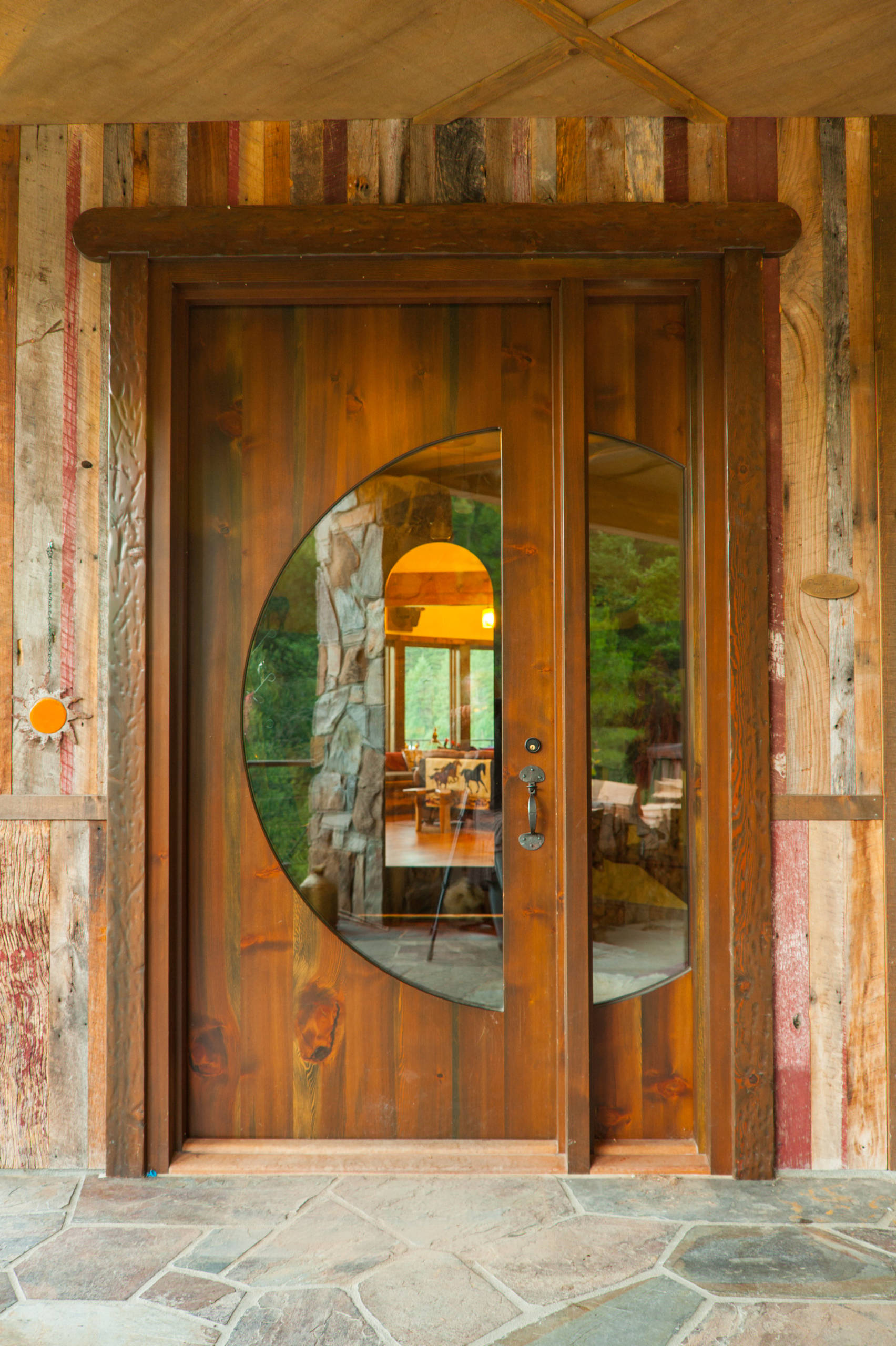 Просто фото: 16 идей, как оформить входную дверь