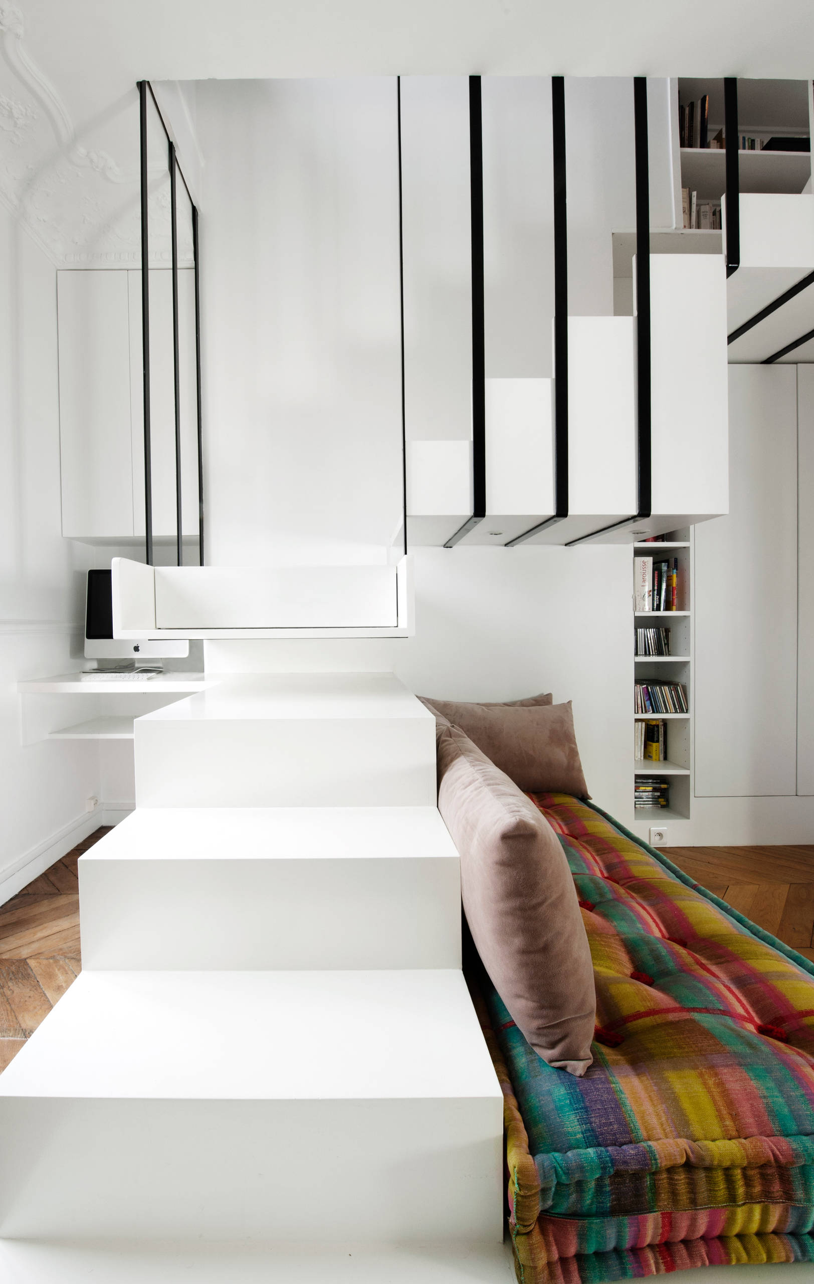 Вместе весело шагать: 8 способов небанально задействовать лестницу