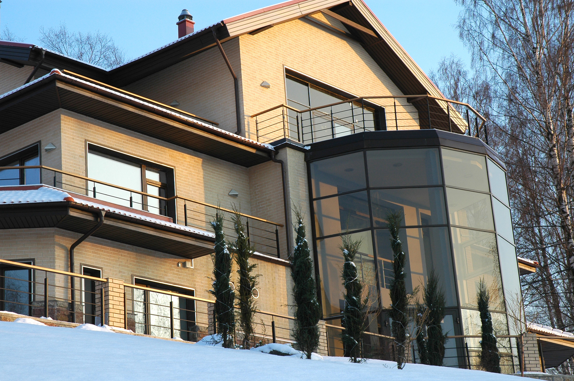 Проект недели: Двусветная гостиная с мезонином и лестницей-деревом