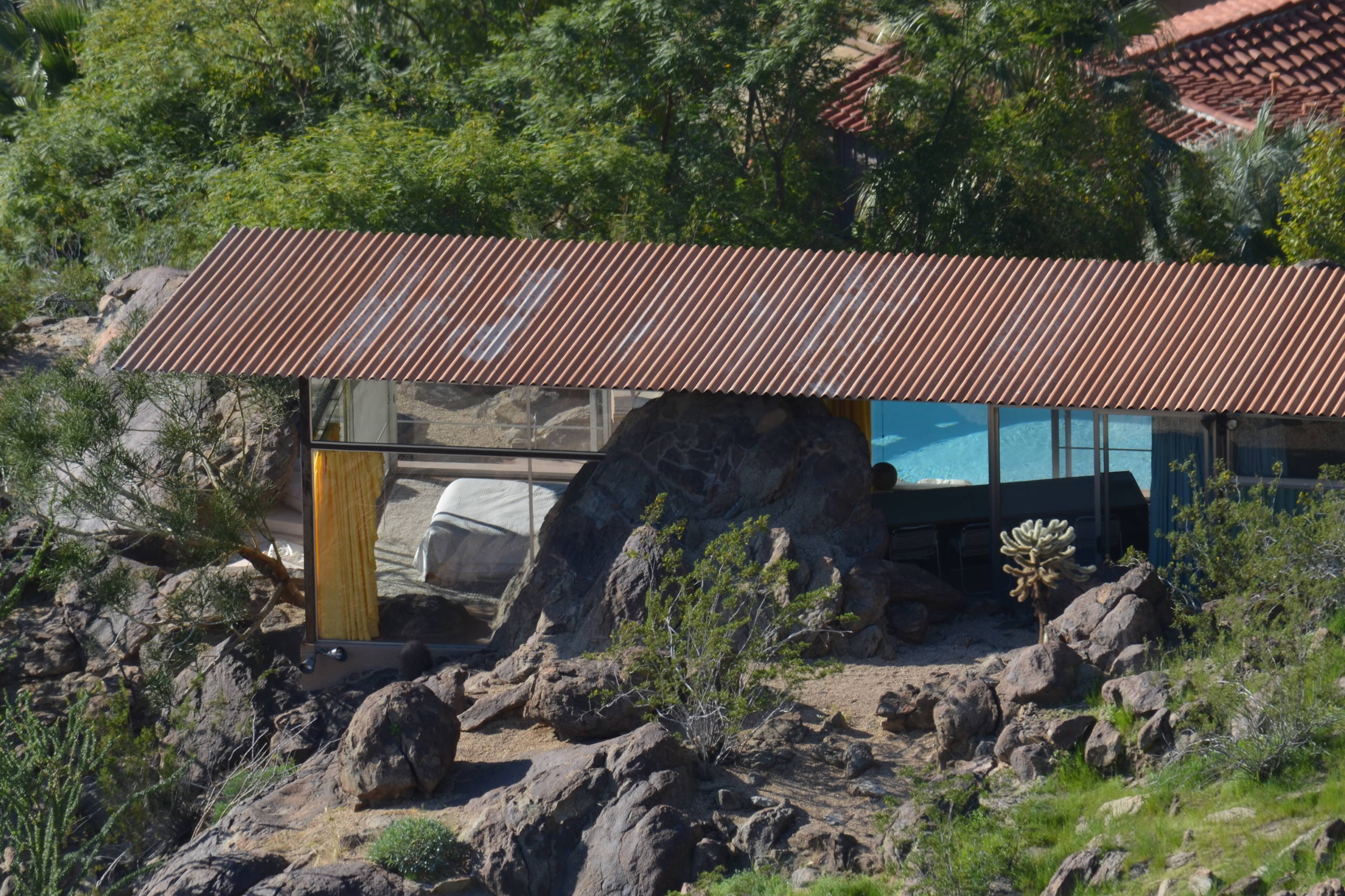 Архитектура: Дом-легенда с валуном внутри
