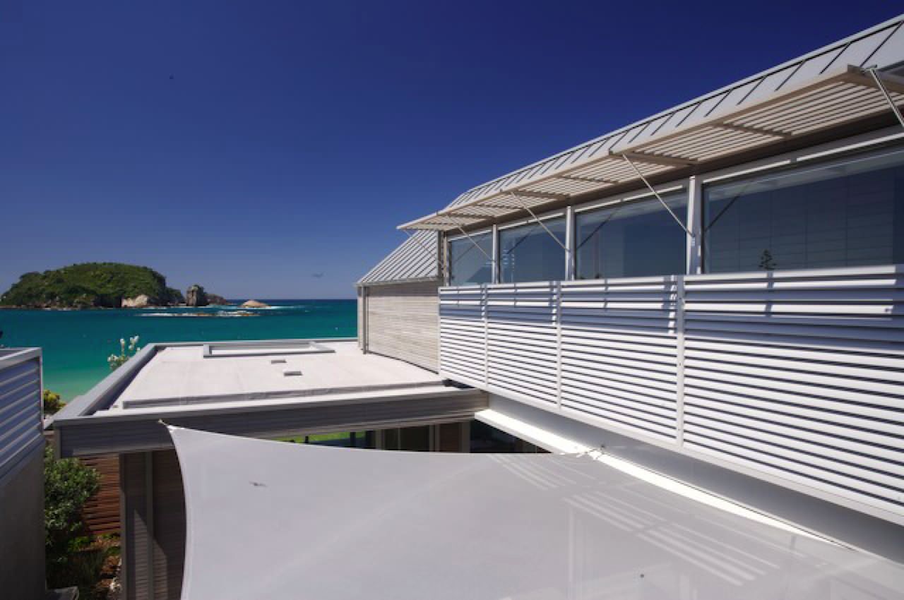 Солнцезащита: Что нужно знать про шторы с другой стороны окна