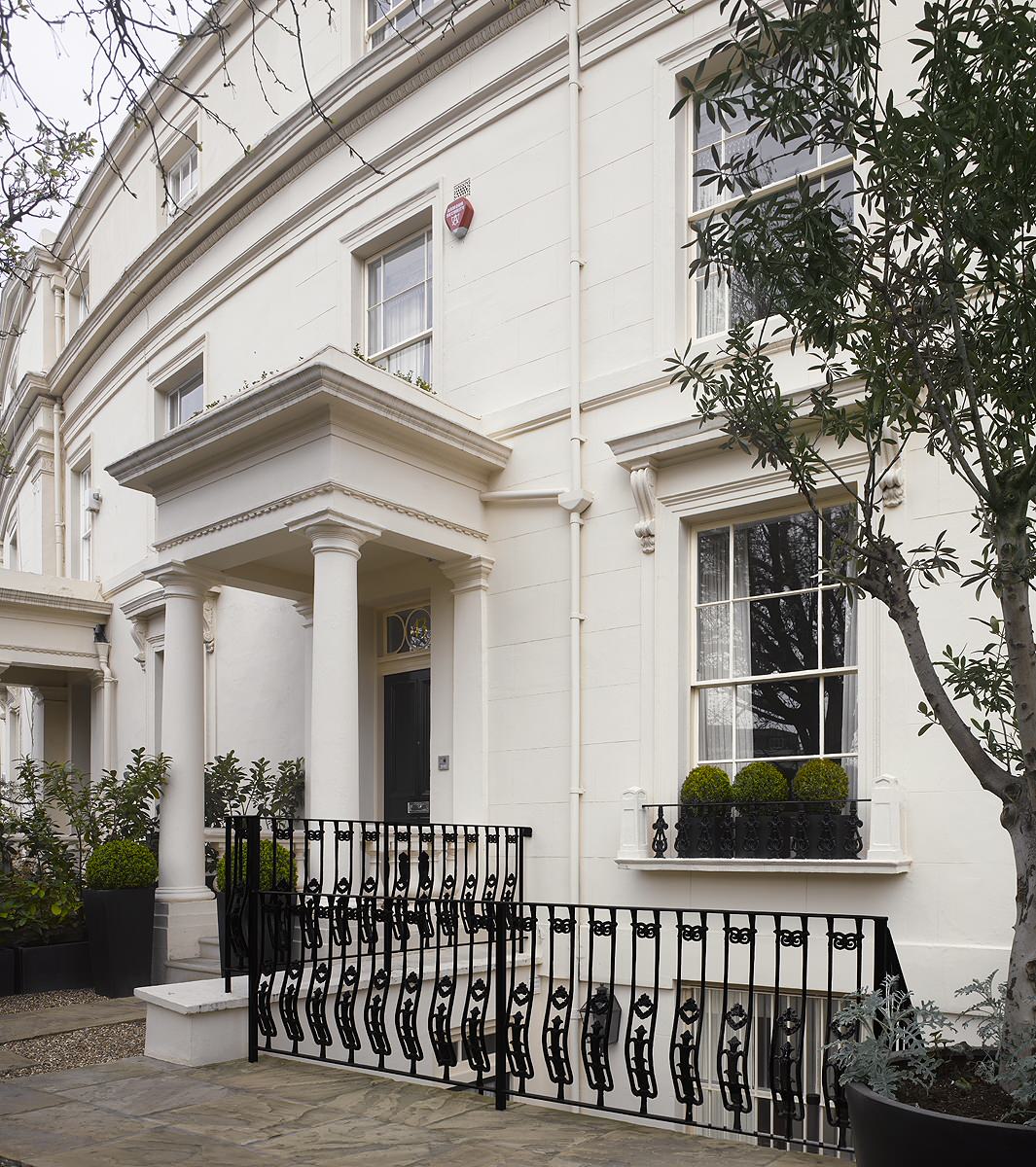 Вопрос: Как разбить сад за окном в цветочнице