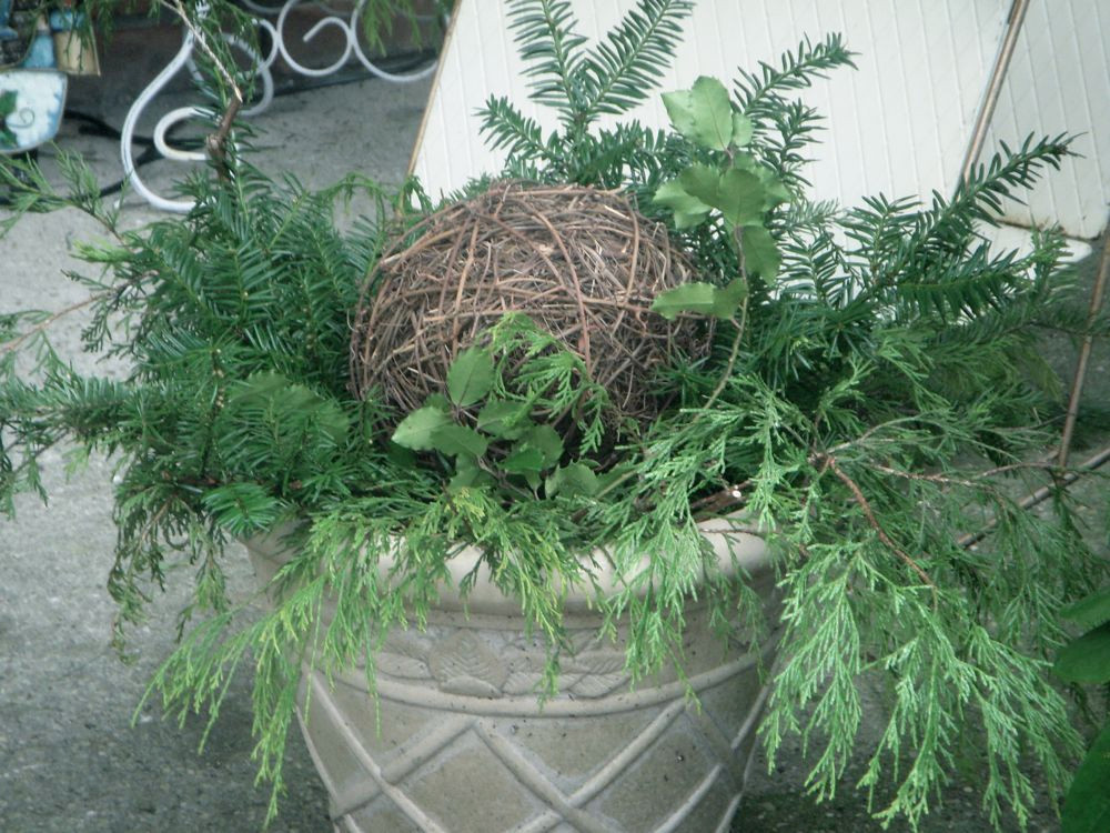 Зимний декор уличных кашпо: Репетиция к встрече Нового Года