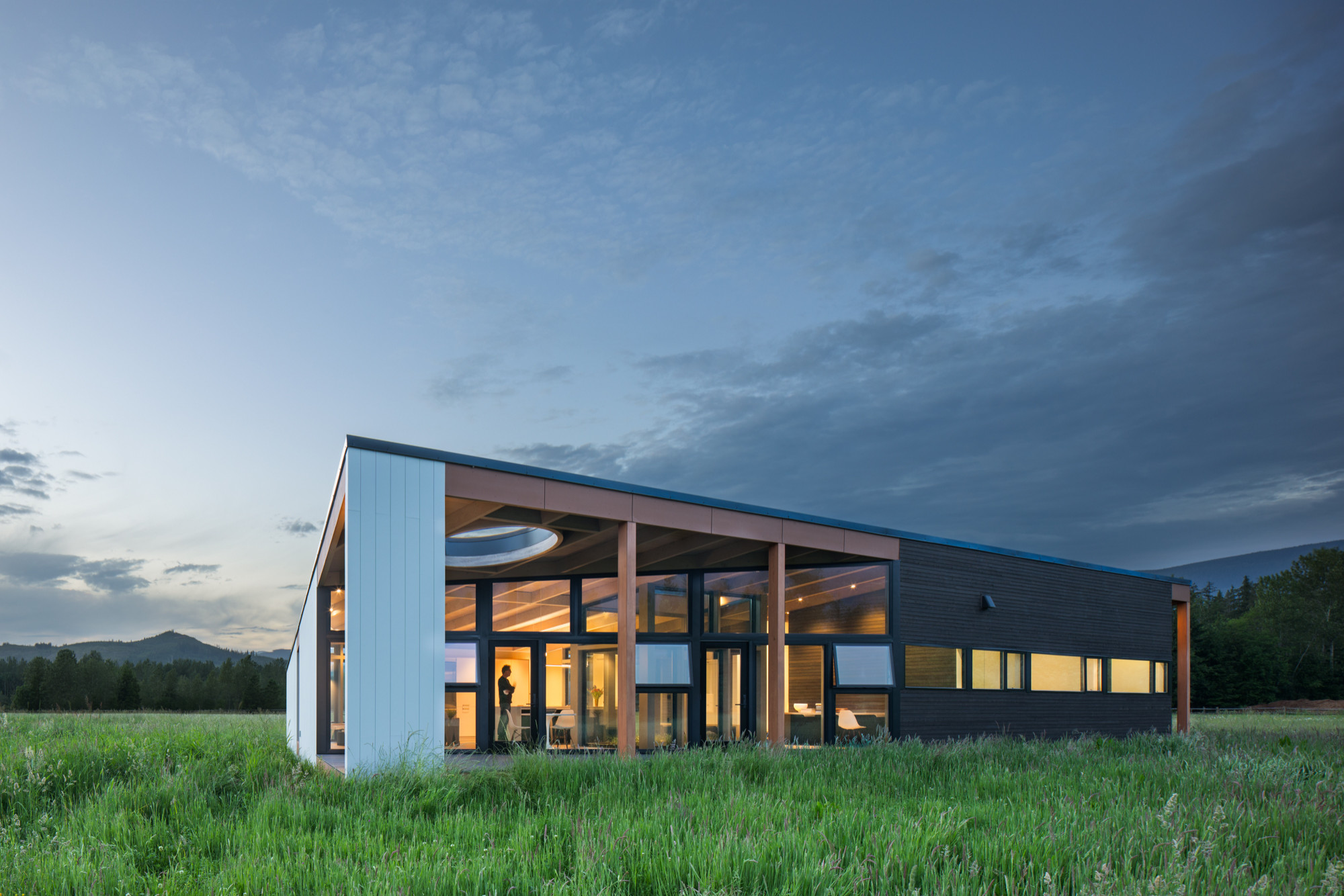 Houzz США: Современный дом с видом на Каскадные горы