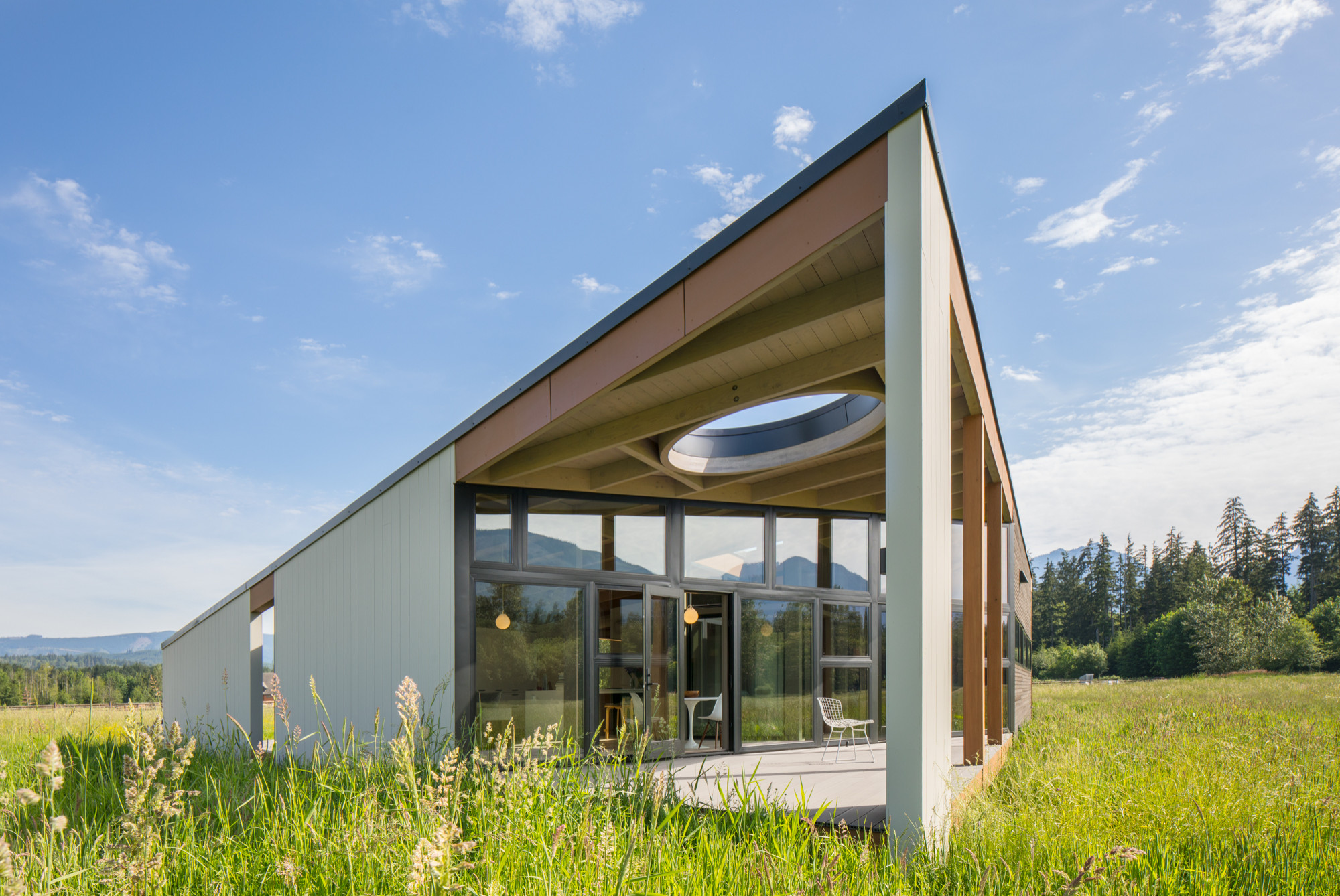 Houzz США: Современный дом с видом на Каскадные горы