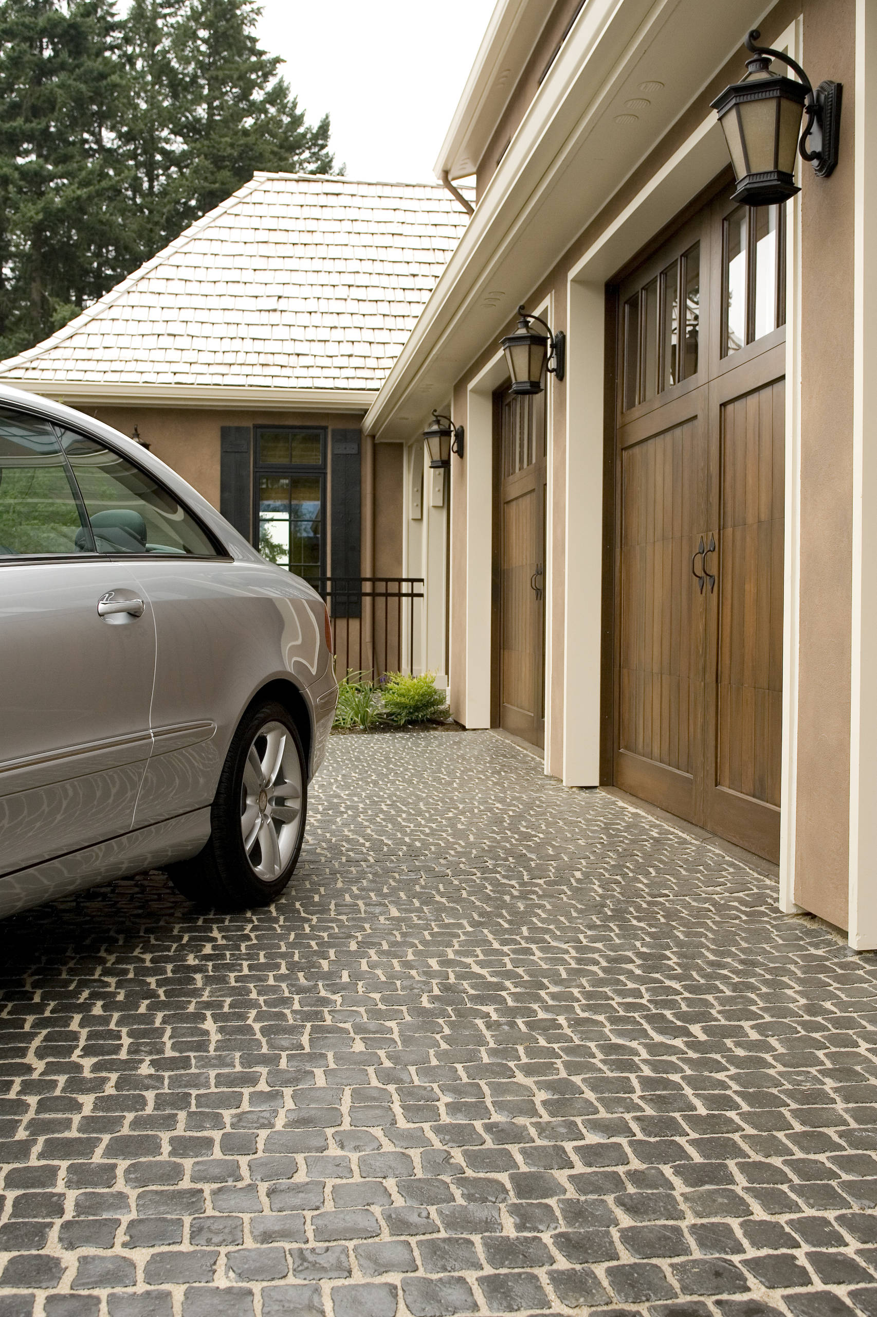 Хороший вопрос: Где парковать машину на даче?