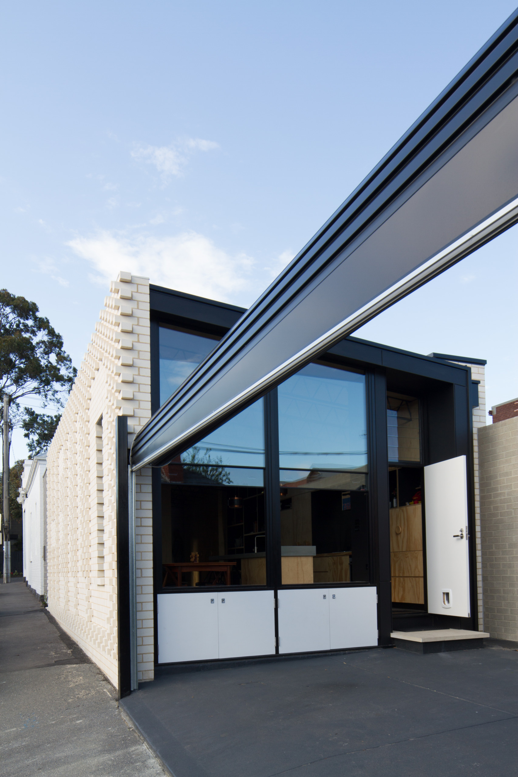 Дачные пропилеи: Выбираем ворота и покрытие для парковки на даче