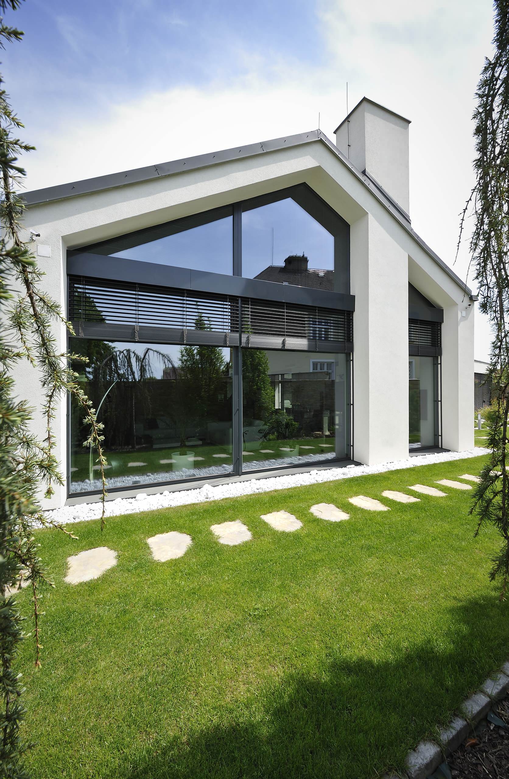 Солнцезащита: Что нужно знать про шторы с другой стороны окна