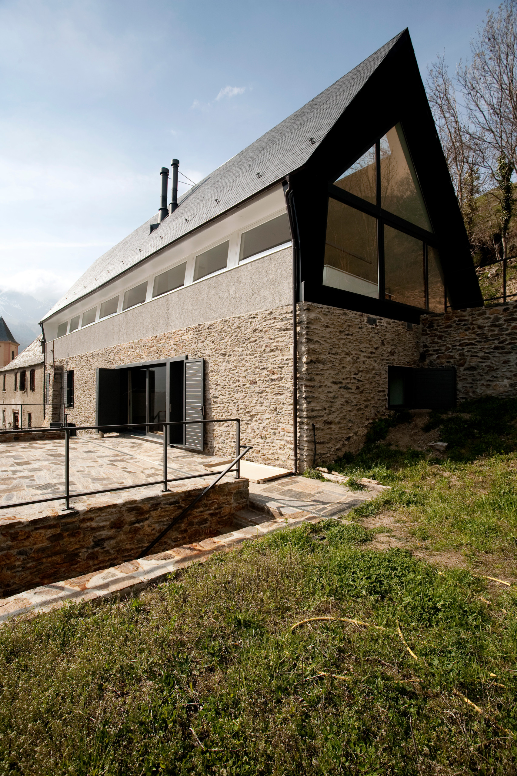 Houzz Испания: Дом для двух семей в горной долине